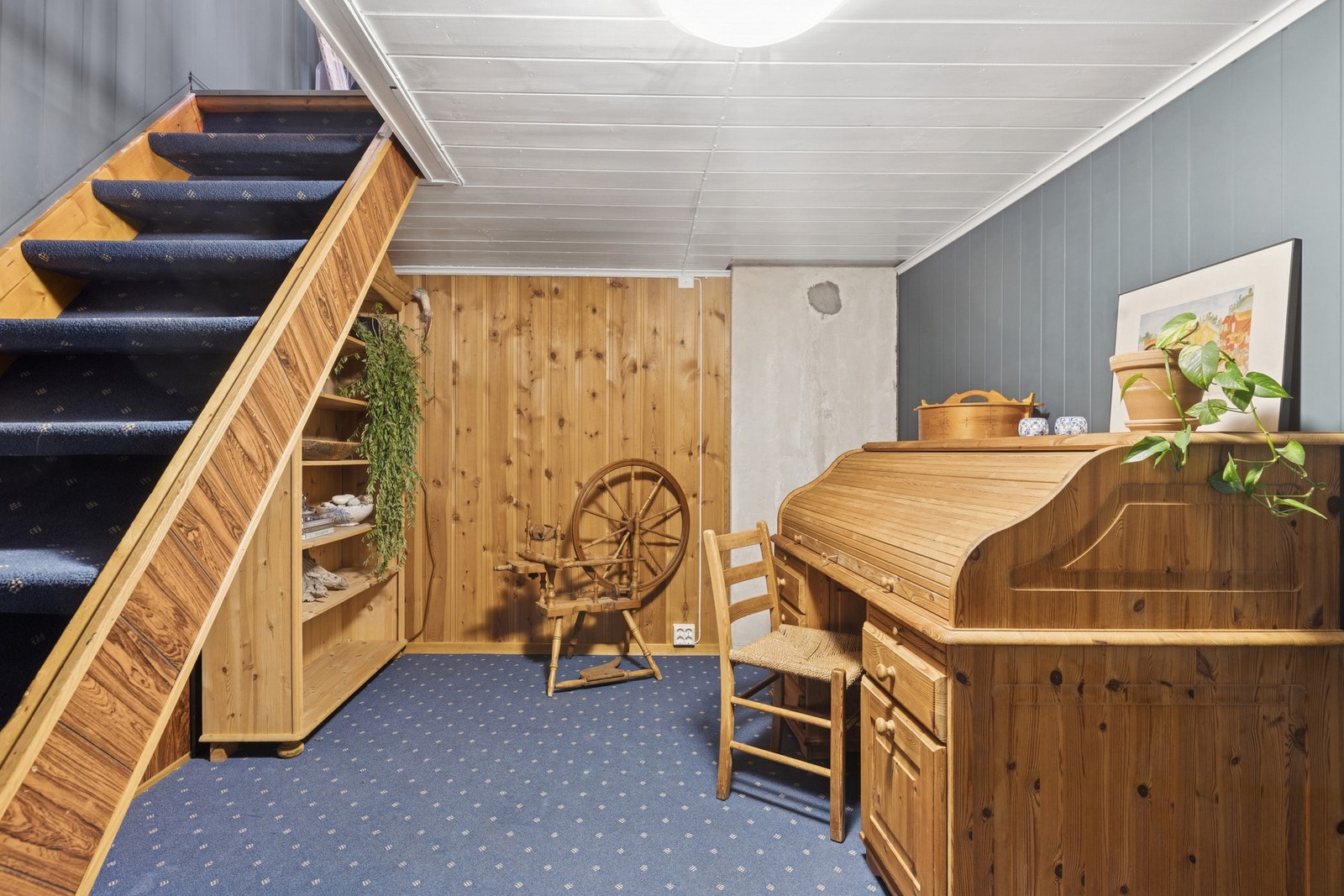 Ned til kjelleretasjen er det kjellerstue og bod /m etablert et gulvstående toalett og en servant. Galleribilde