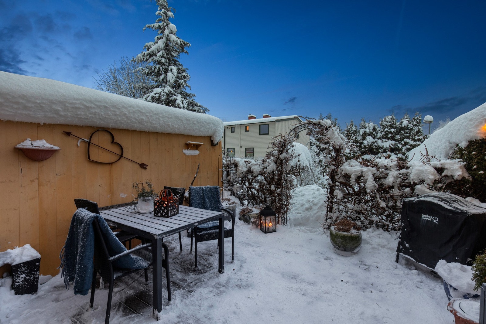 Flott og innbydende uteplass med god plass til både sittegruppe og grill. Galleribilde