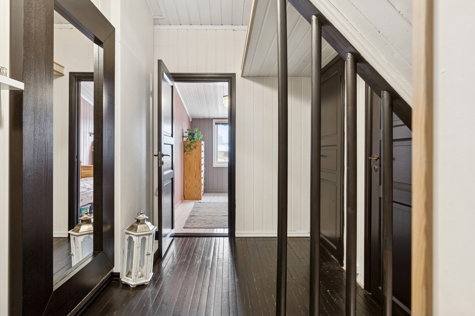 Fra gang i andre etasje er det tre gode soverom samlet i egen etasje med bad og garderoberom. Galleribilde