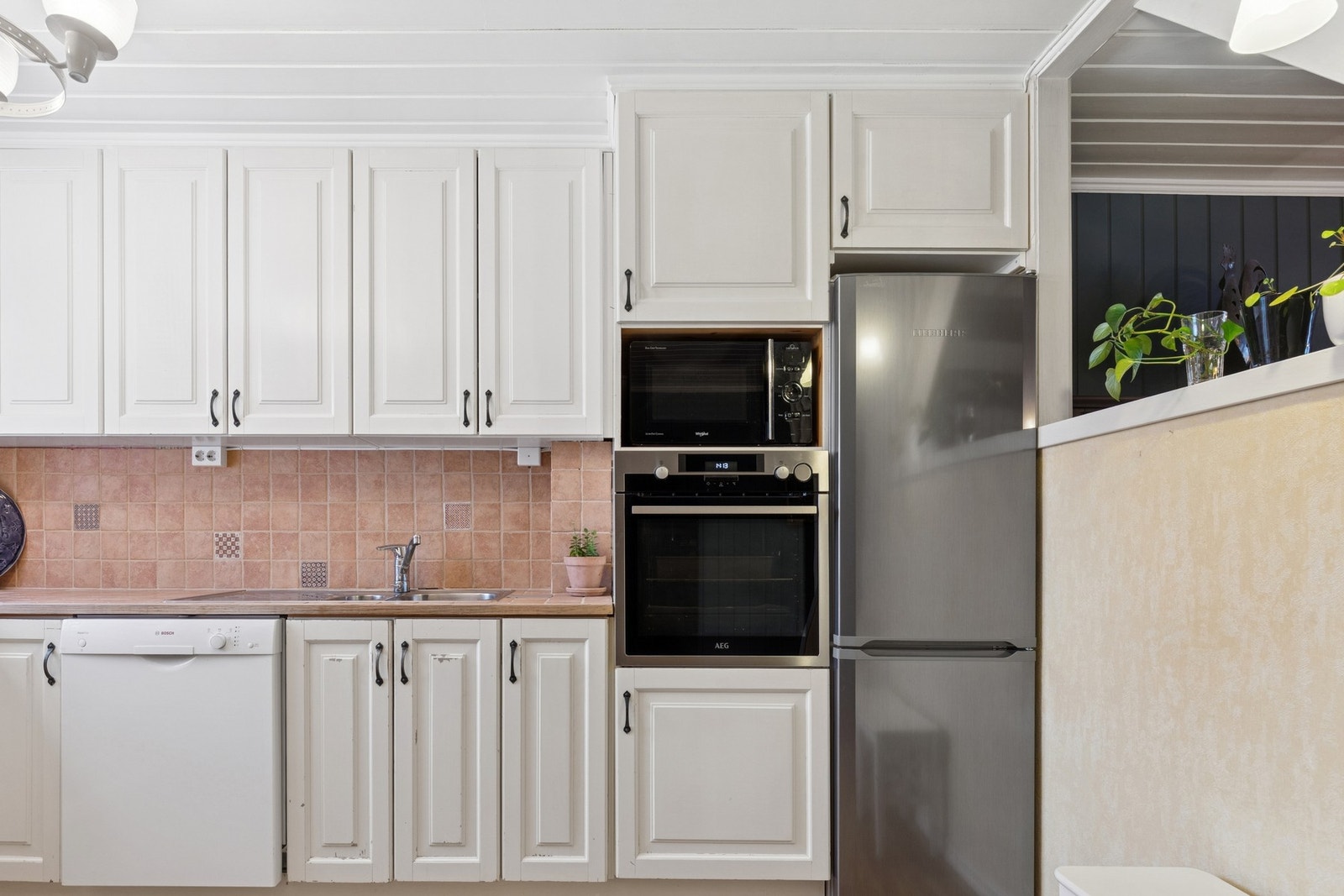 Her er det integrert koketopp, komfyr og opplegg for oppvaskmaskin. Galleribilde