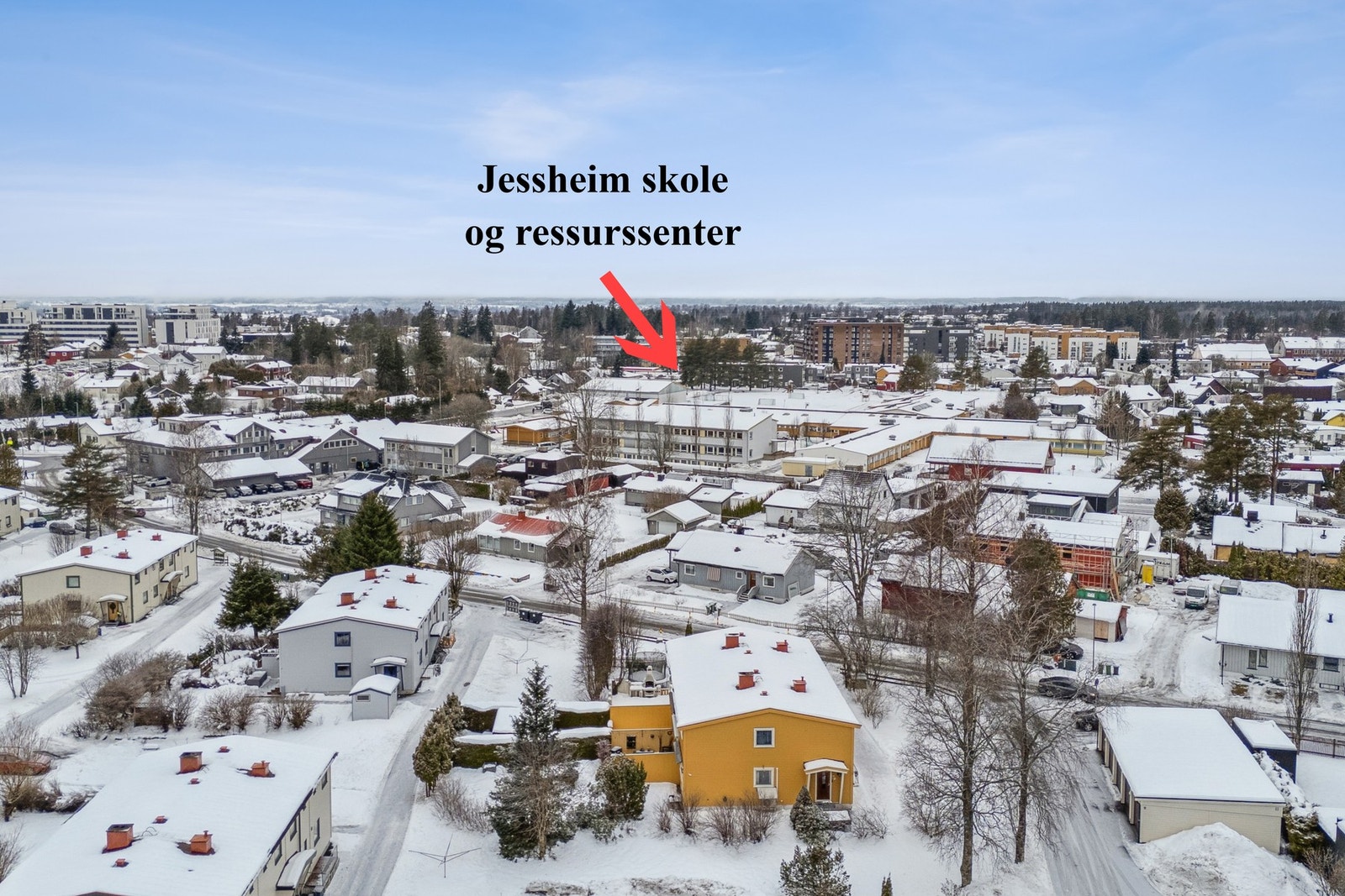 Området har kort vei til skoler og barnehager, og passer godt for barnefamilier som ønsker en trygg og oversiktlig hverdag. Galleribilde