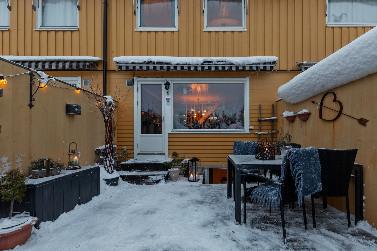 Rådhusvegen 23C ligger i en attraktiv beliggenhet i rolige omgivelser i Linjebo Borettslag, med kort vei til skoler, barnehager og gode fellesarealer. Galleribilde