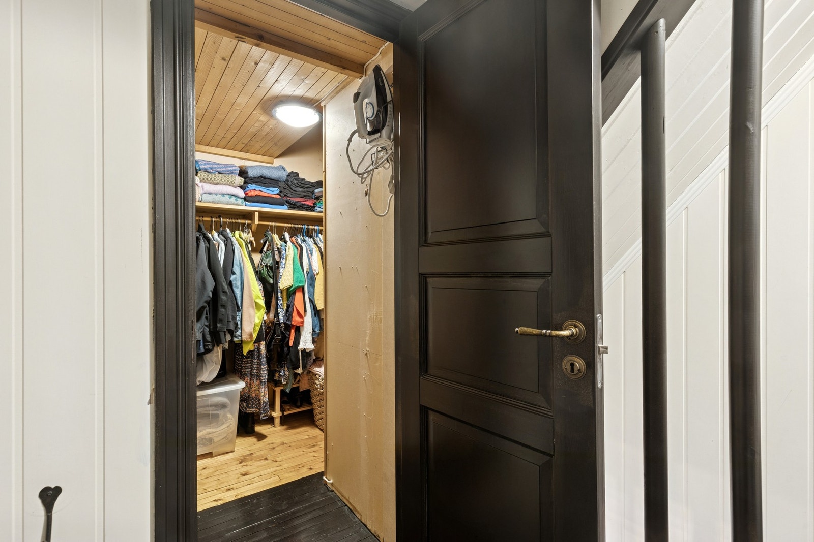 Garderoberommet er essensielt for ekstra oppbevaring av det ønskelige. Galleribilde