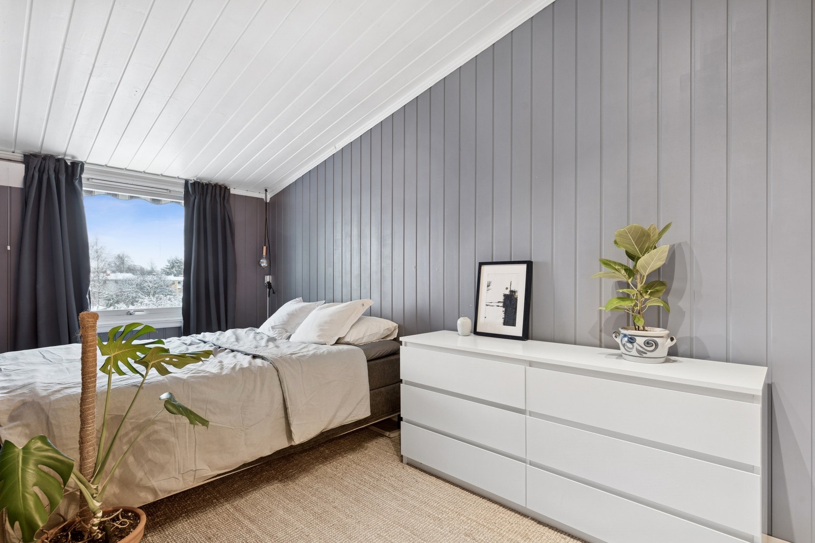 Soverom 1 har god plass til dobbelt seng og garderobeløsninger. Galleribilde