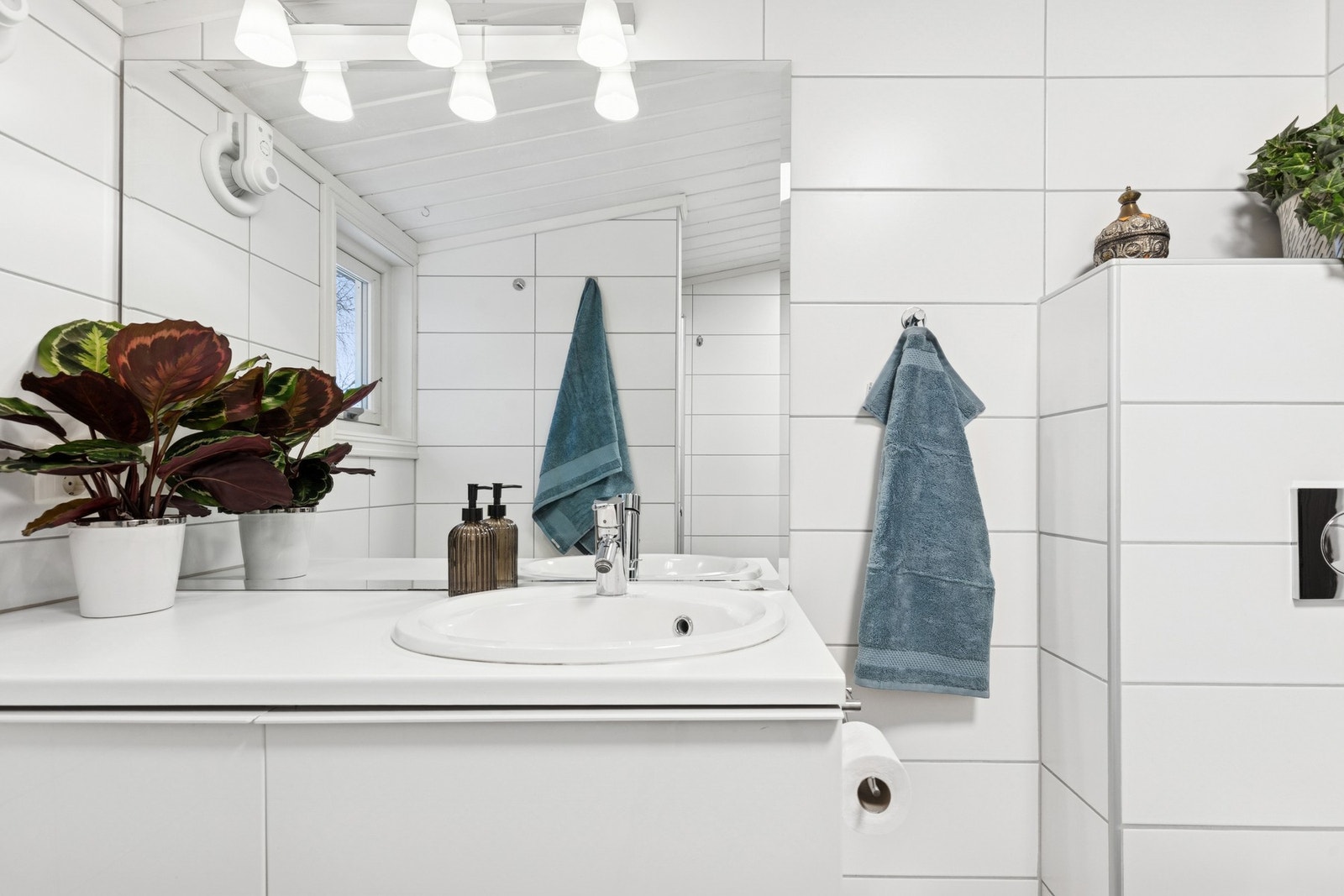 Pent og praktisk baderom med god plass til daglige rutiner. Galleribilde