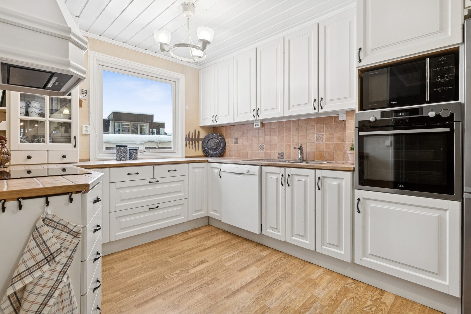 Lyst og funksjonelt kjøkken med god skap- og benkeplass. Galleribilde