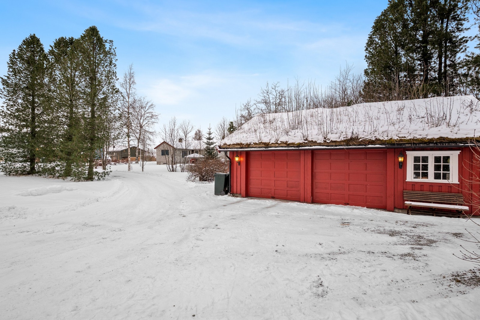 På eiendommen er det en tilhørende garasje på 50m². Galleribilde