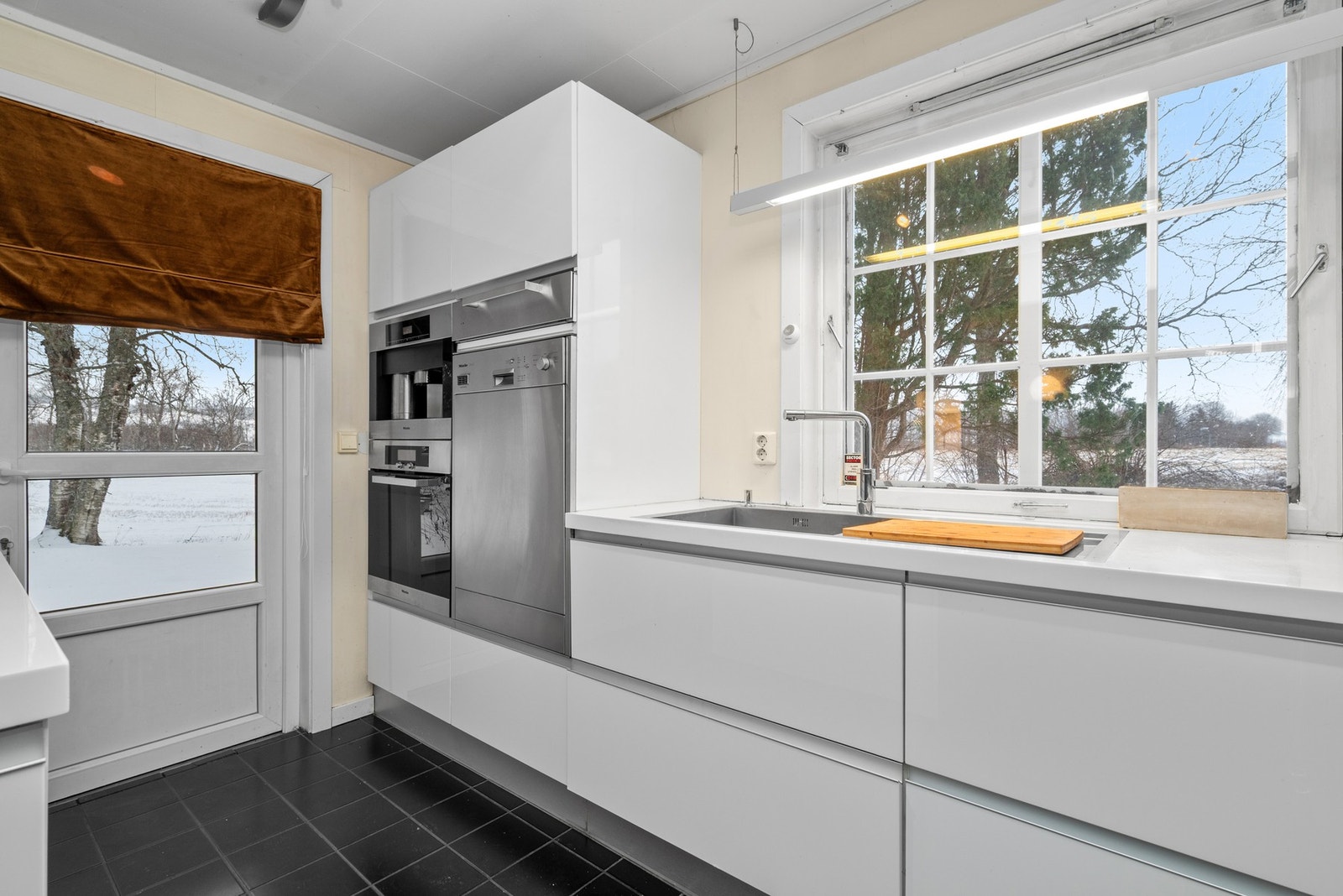 Fra kjøkkenet er det utgang til terrasse. Galleribilde