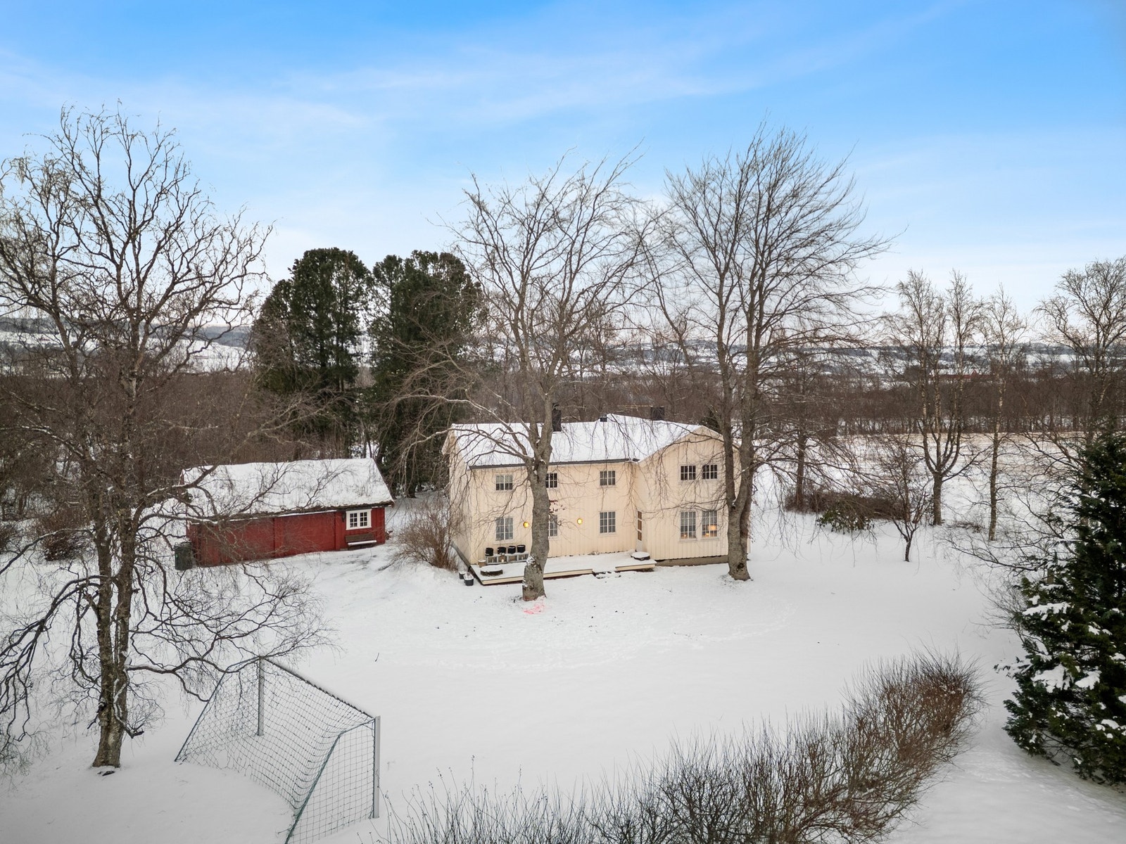 Eiendommen ligger i et rolig og barnevennlig område på Øysand. Galleribilde