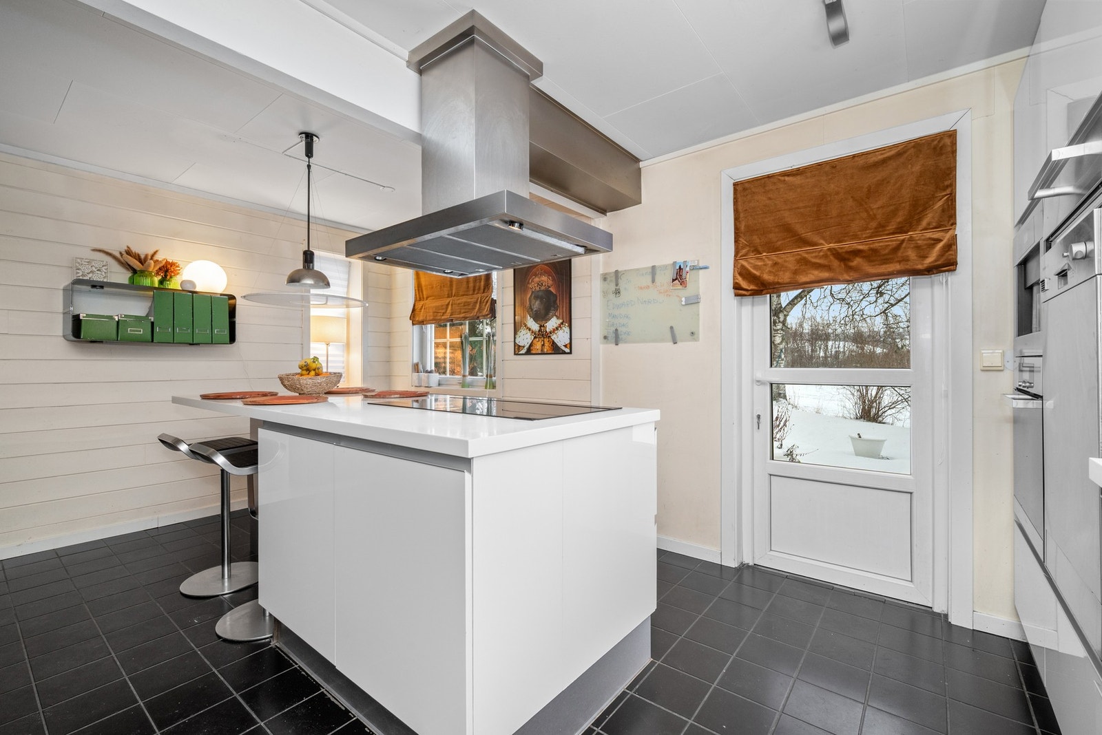 Praktisk kjøkkenøy med stekeplate og ekstra benkeplass. Galleribilde