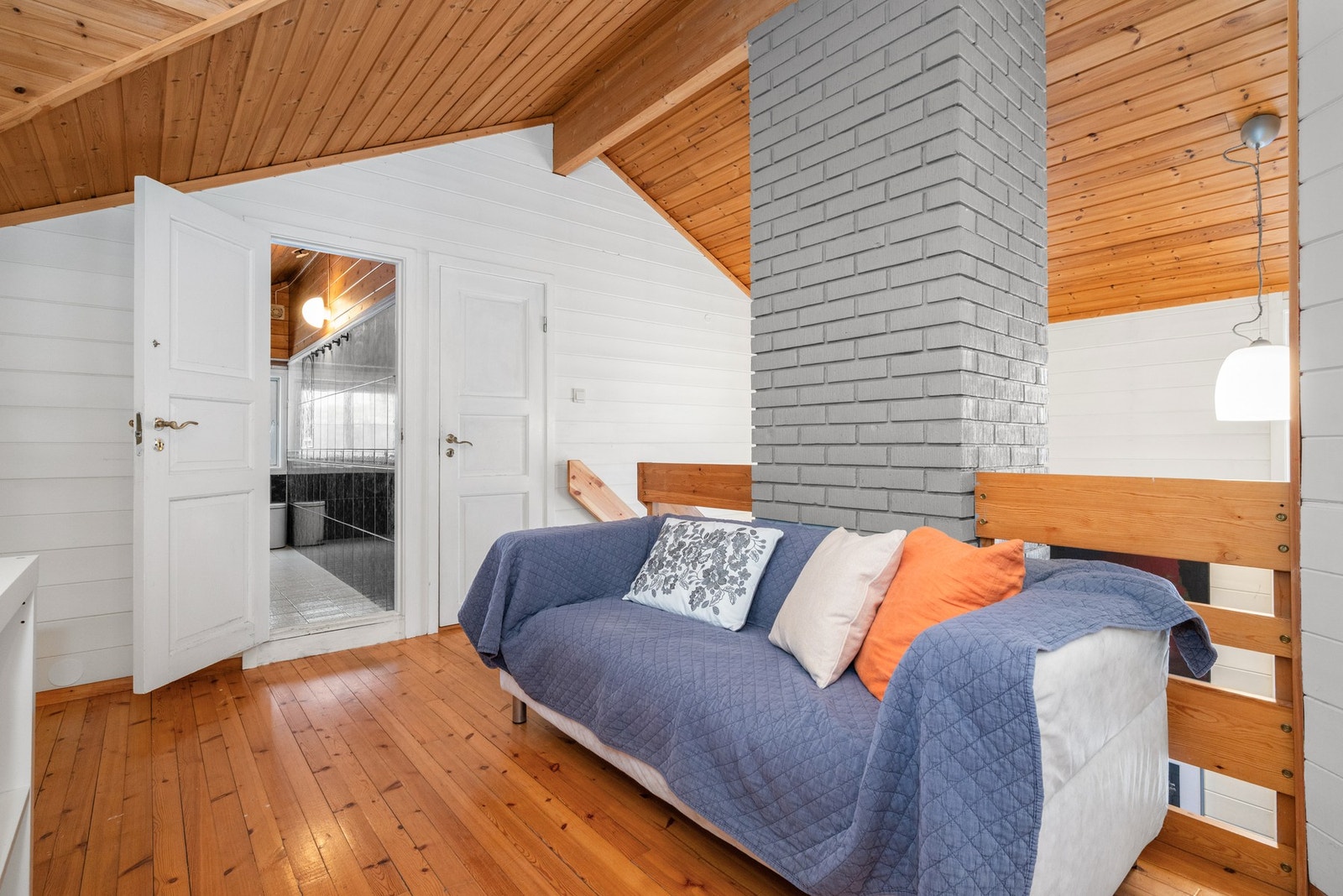 Gang i 2. etasje utnyttes også som loftstue. Galleribilde