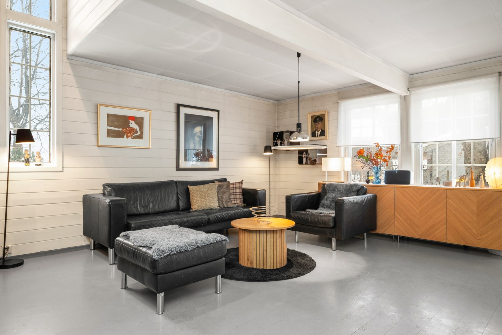 Boligen ble oppført i 1830 og påbygd 1978 og holder en moderne stil. Galleribilde