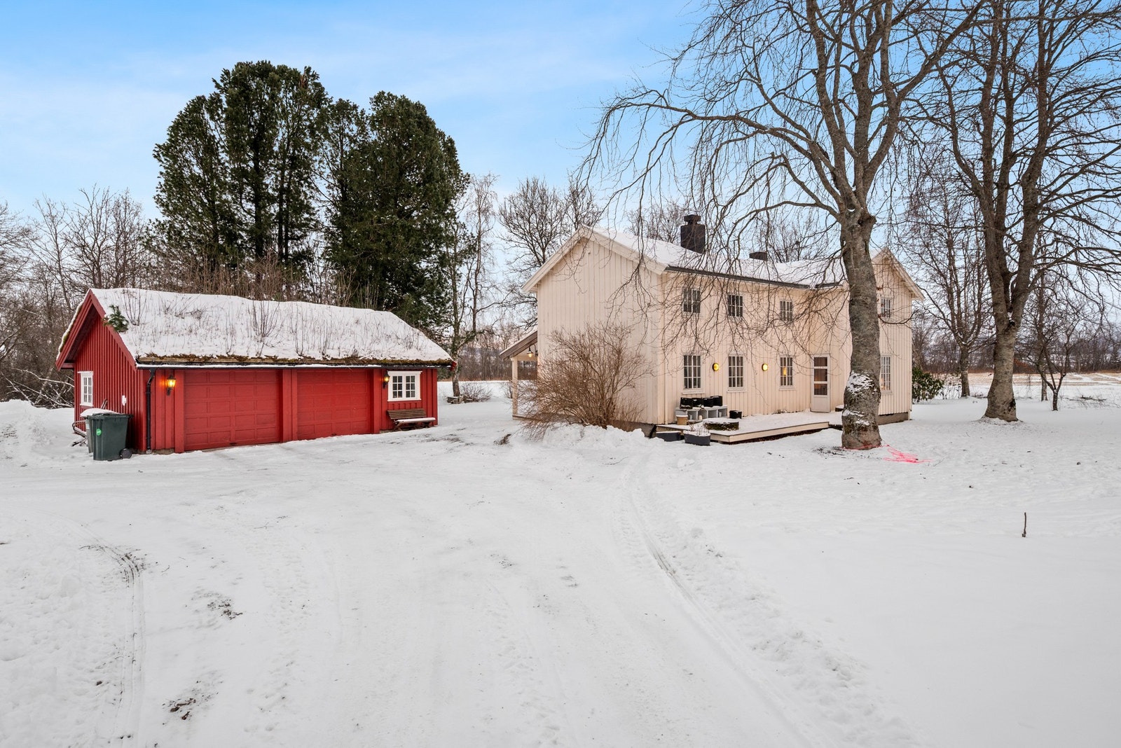 Boligen er på 242m² med tilhørende dobbelgarasje. Galleribilde