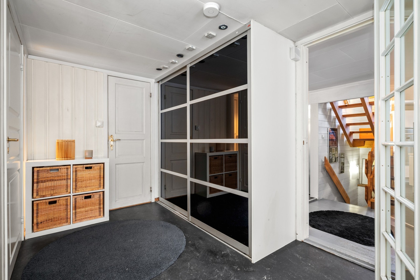 Entre på 8m² med praktisk garderobe løsning. Galleribilde