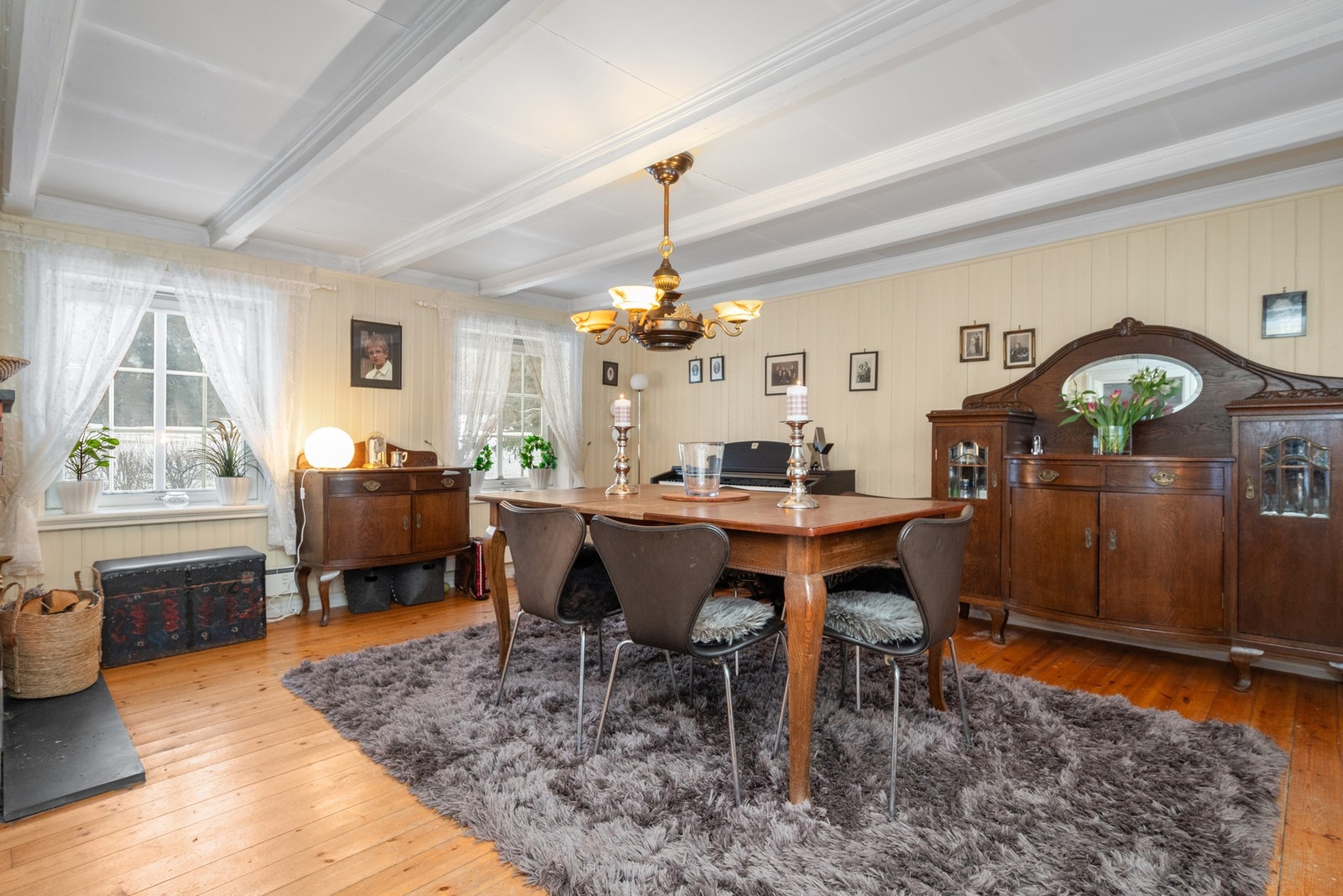 Stua brukes i dag som spisestue. Galleribilde