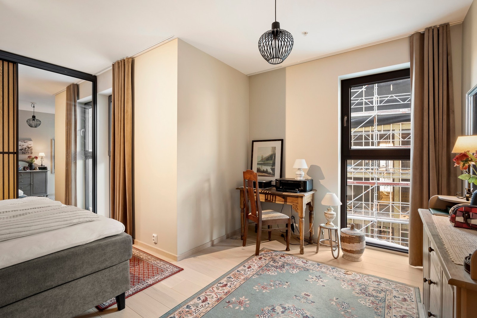 Stort hovedsoverom med plass til dobbeltseng, nattbord og oppbevaringsmøblement. Galleribilde