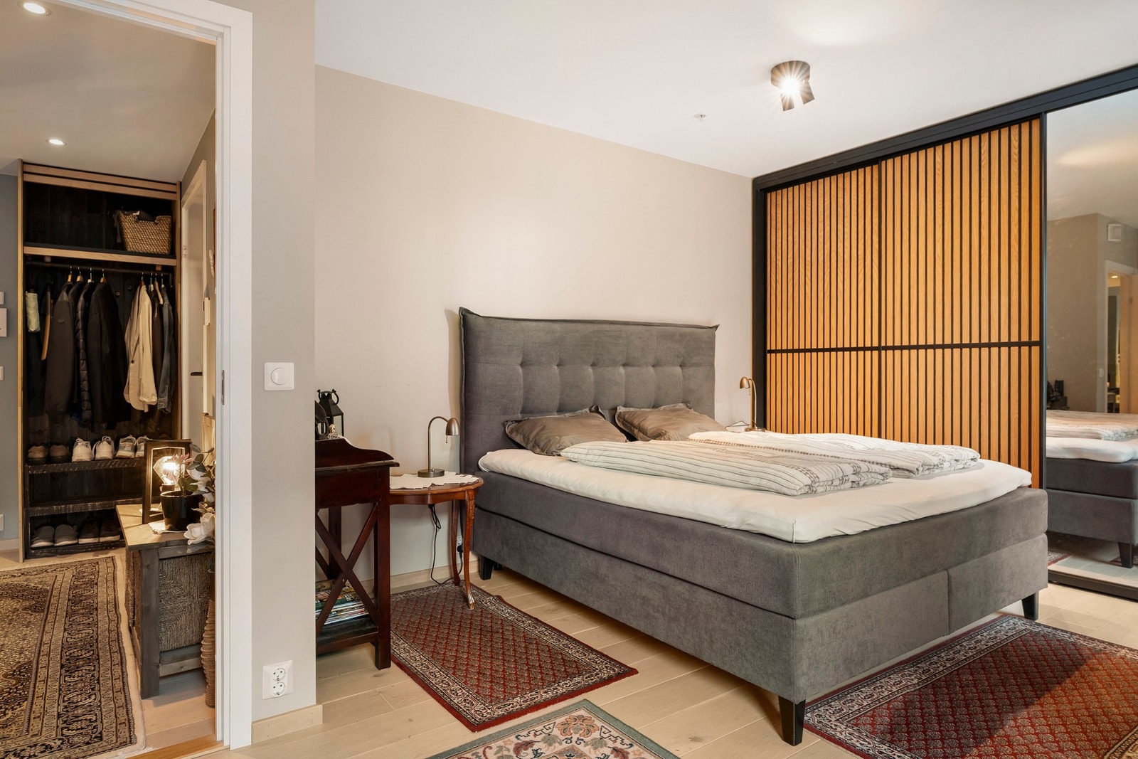 Hovedsoverommet har romslig skyvedørsgarderobe. Galleribilde