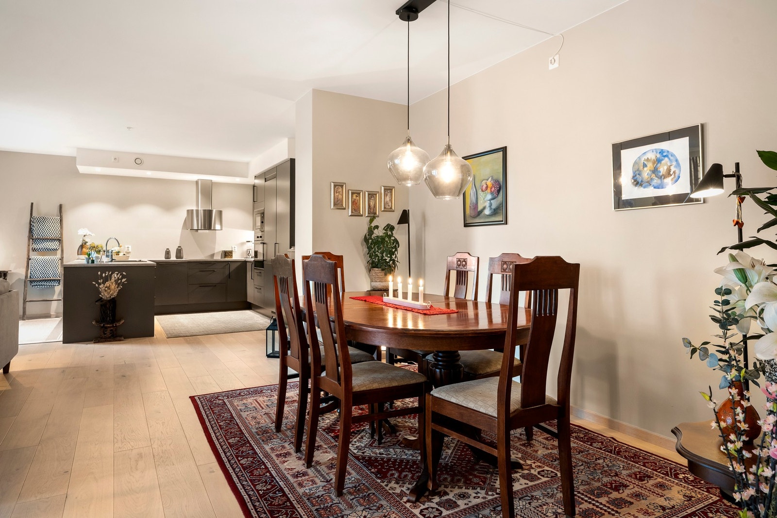 Velegnet plass til egen spisestue del. Galleribilde