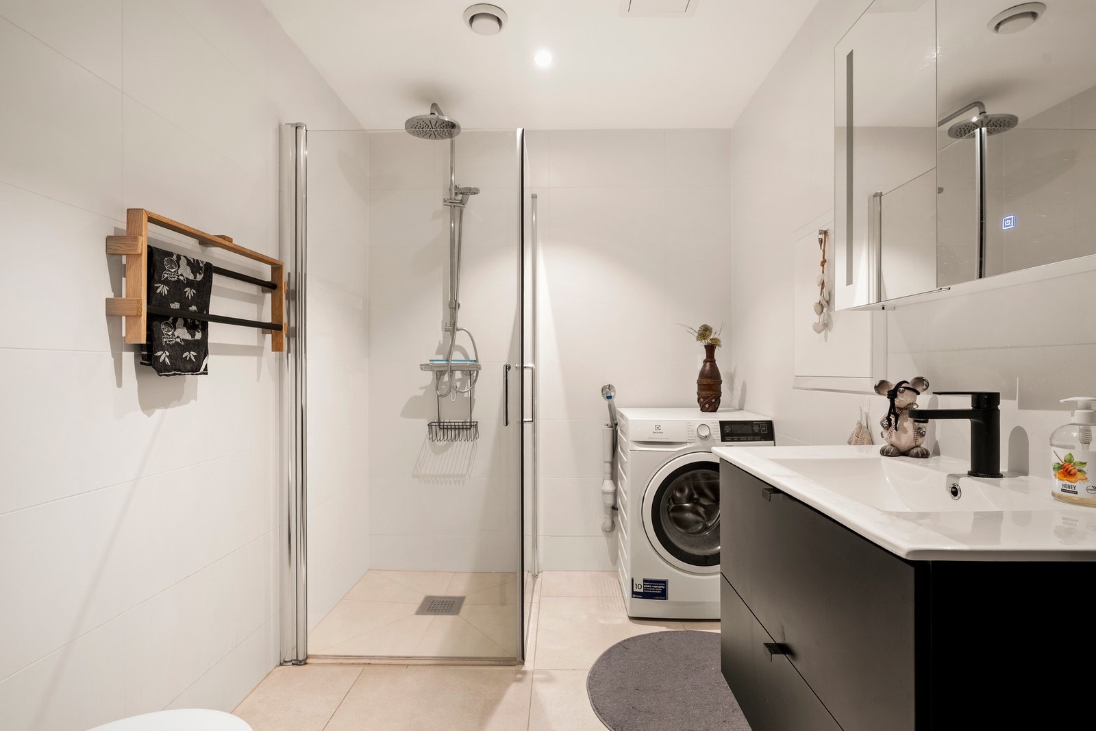 Helfliset i tidsriktige fargetoner med varmekabler i gulv. Galleribilde