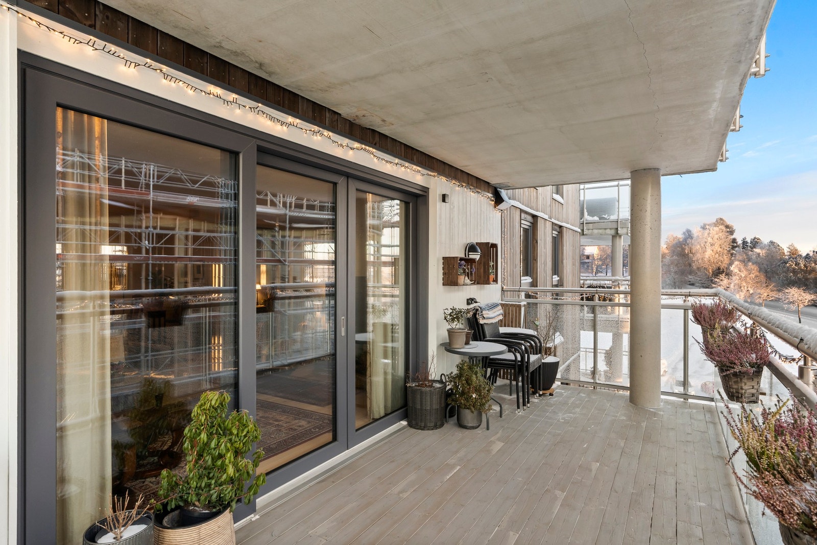 Romslig overbygget balkong på 16 kvm. Galleribilde