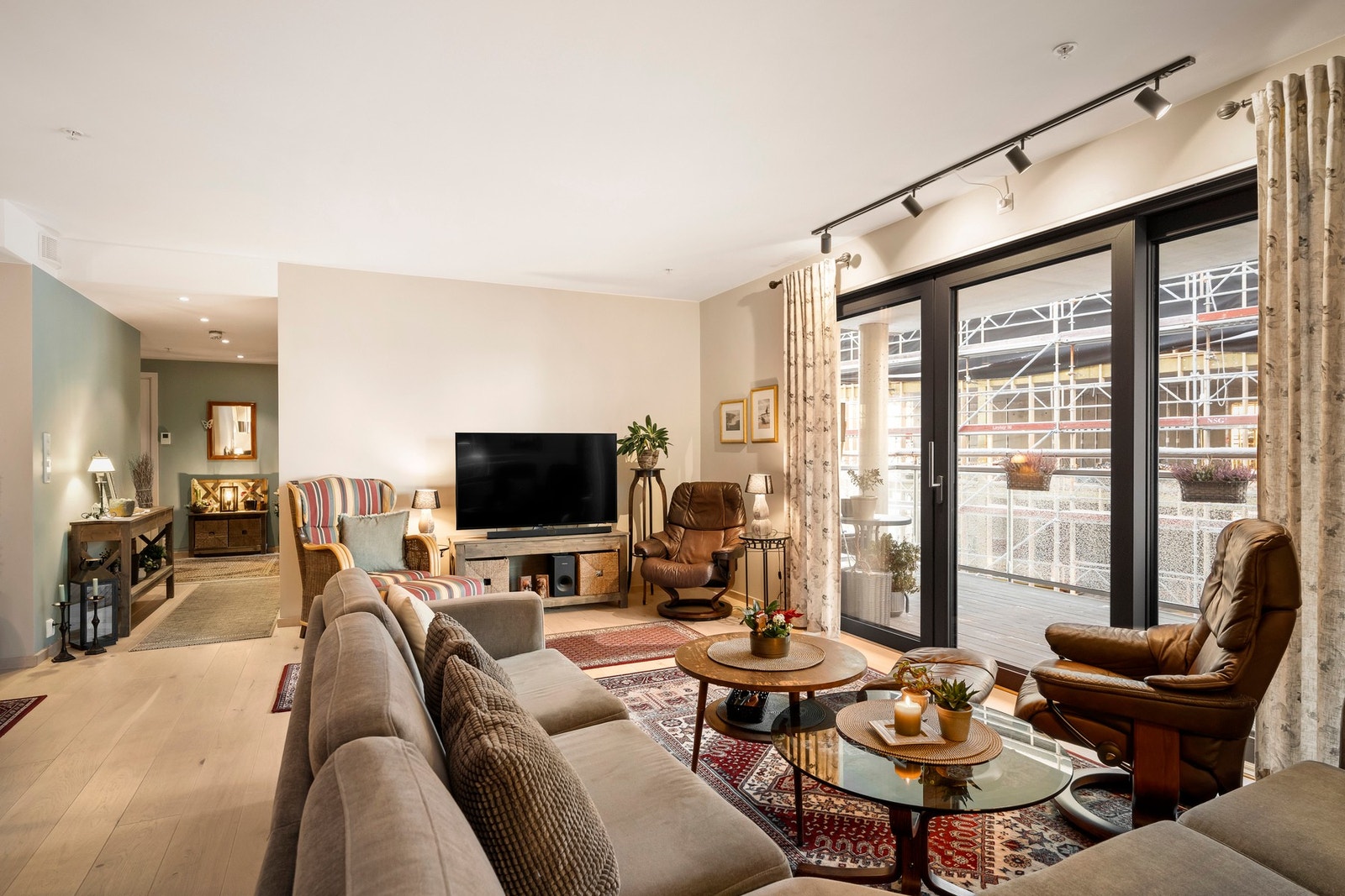 Moderne fasiliteter som vannbåren gulvvarme fra bergvarme, fiberinternett, balansert ventilasjon, heis og garasjeplass. Galleribilde