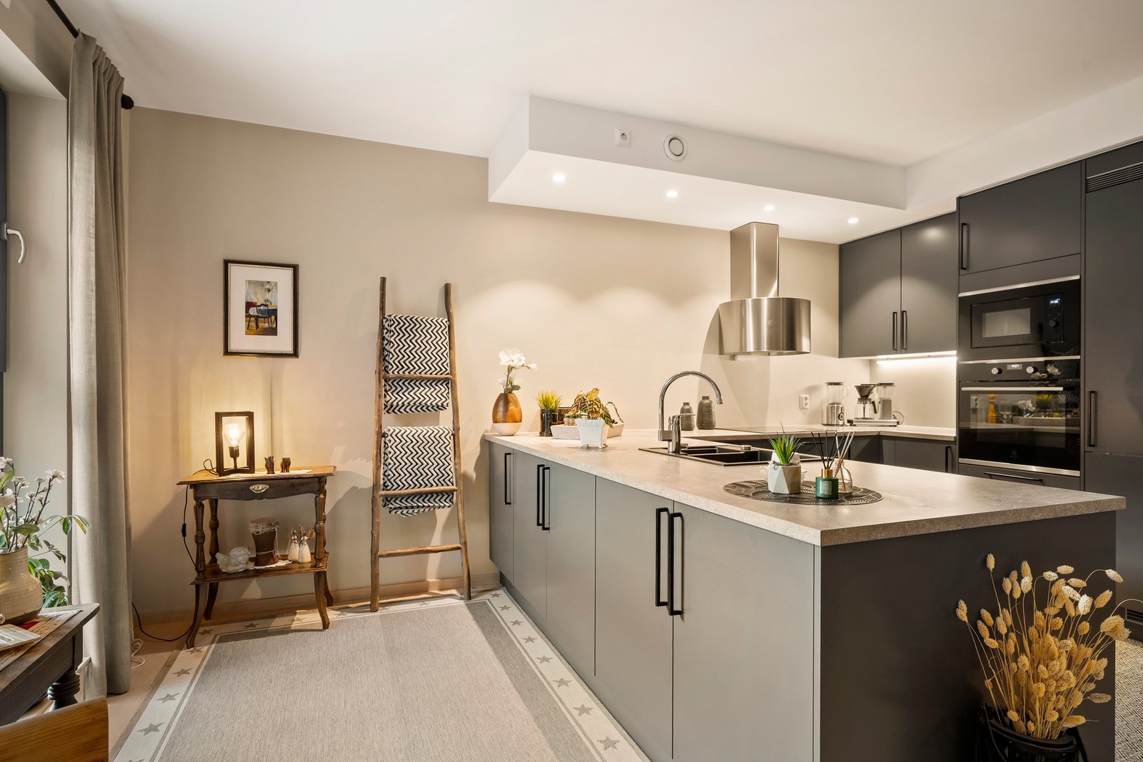 Praktisk kjøkken med moderne åpen løsning mot stue. Galleribilde