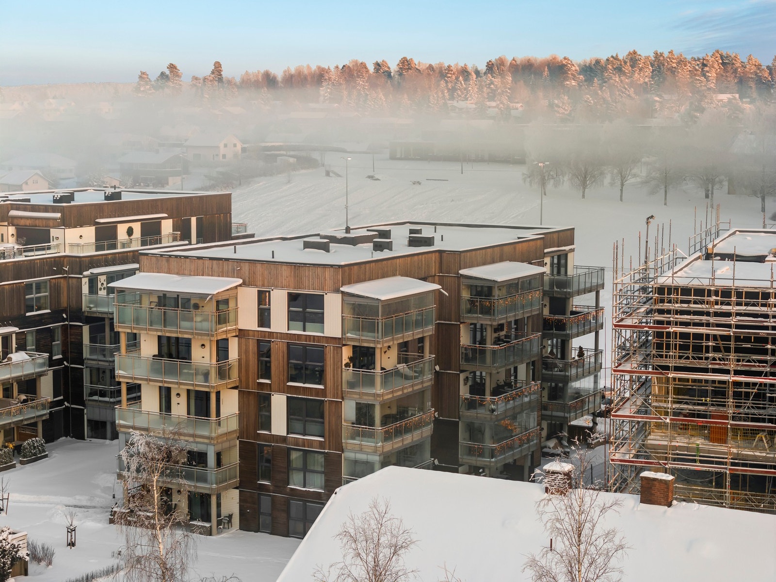 Innenfor ca. 5 minutters gange finner du servicefunksjoner, forretninger, apotek, bank, post, cafeer, togstasjon, busstasjon m.m Galleribilde