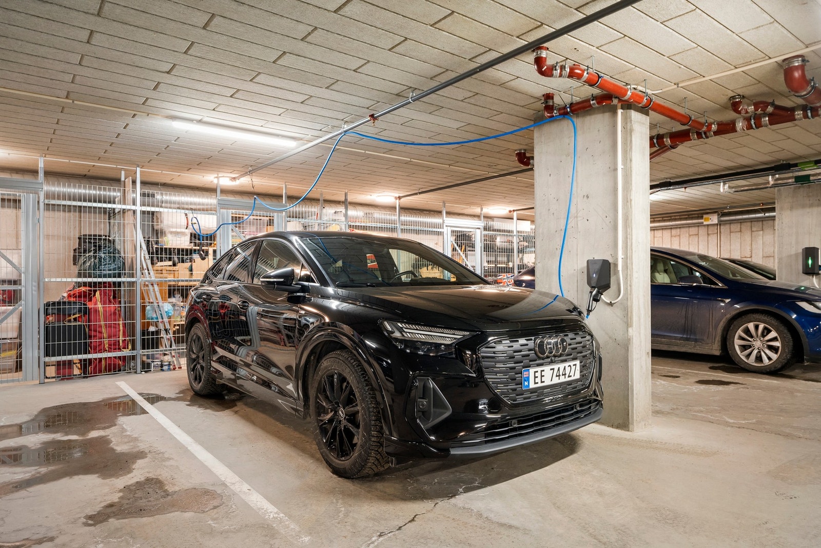 Medfølgende parkeringsplass med el-lader. Det er heis fra garasjeanlegget i kjeller og opp til leilighetens etasje. Galleribilde