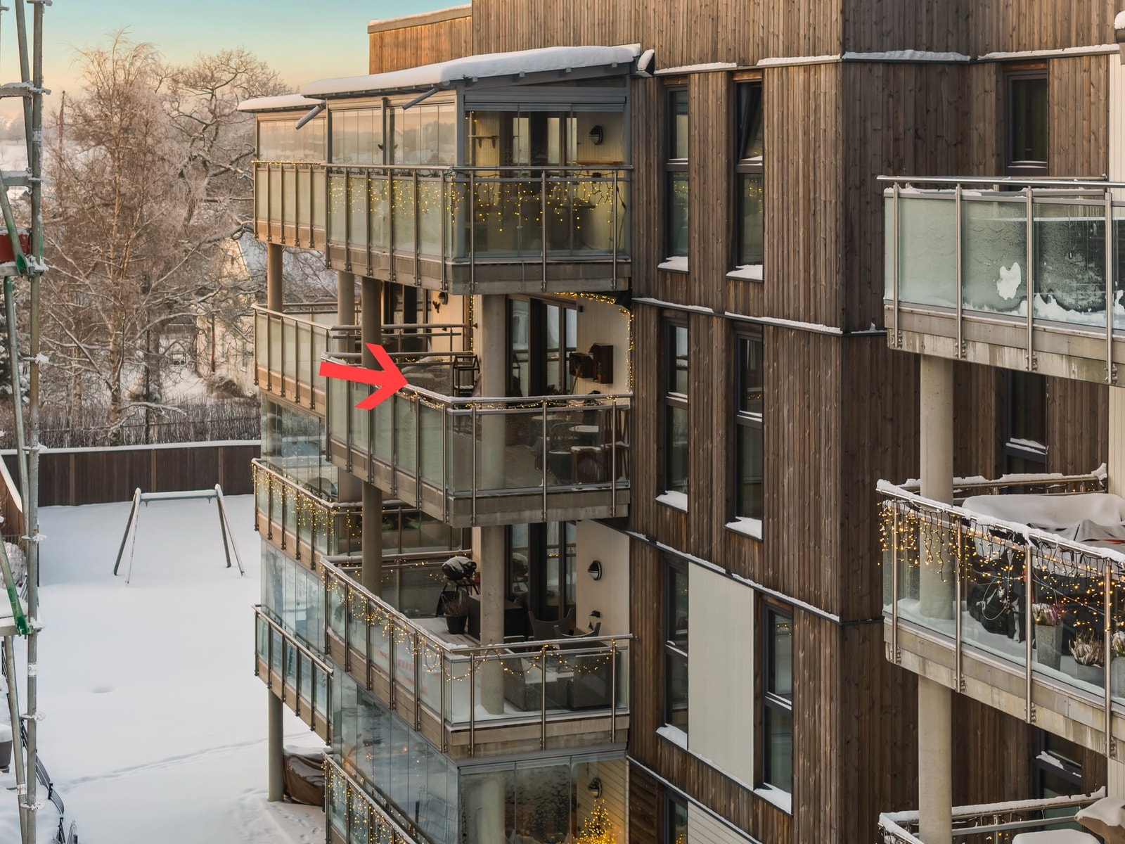 Balkongen har god plass til møblering i flere soner. Galleribilde