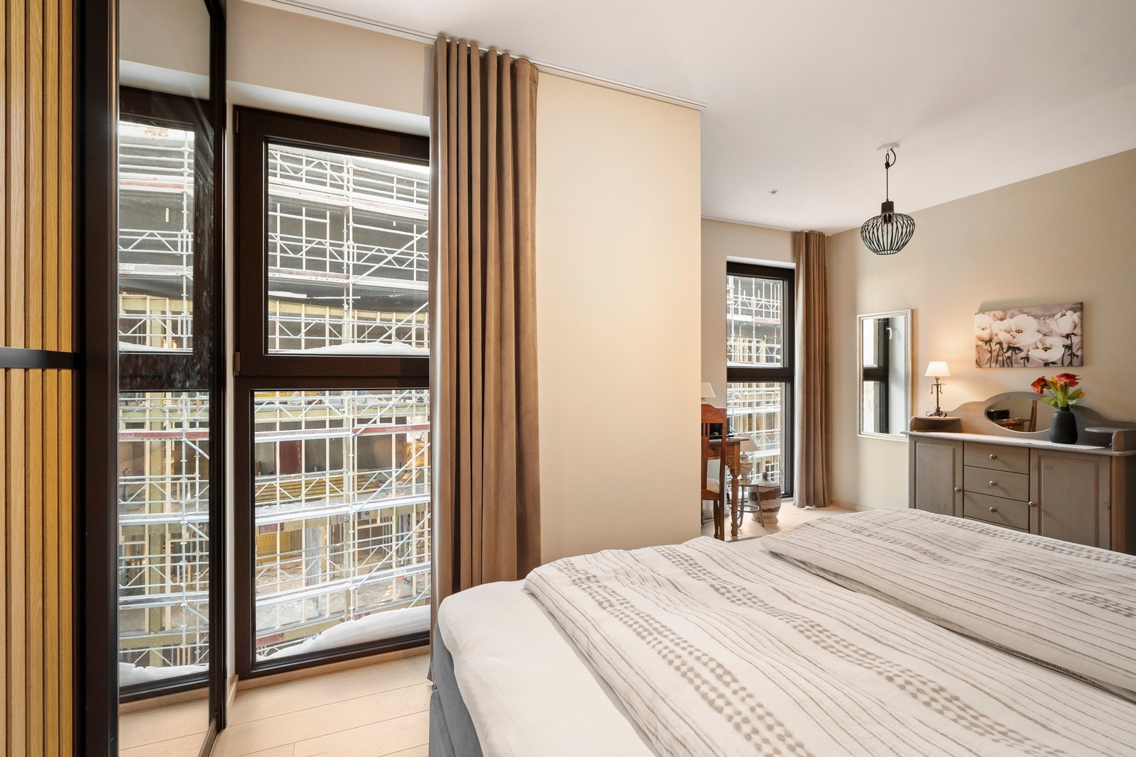 Eget kontorhjørne ved inngangen til soverommet. Galleribilde