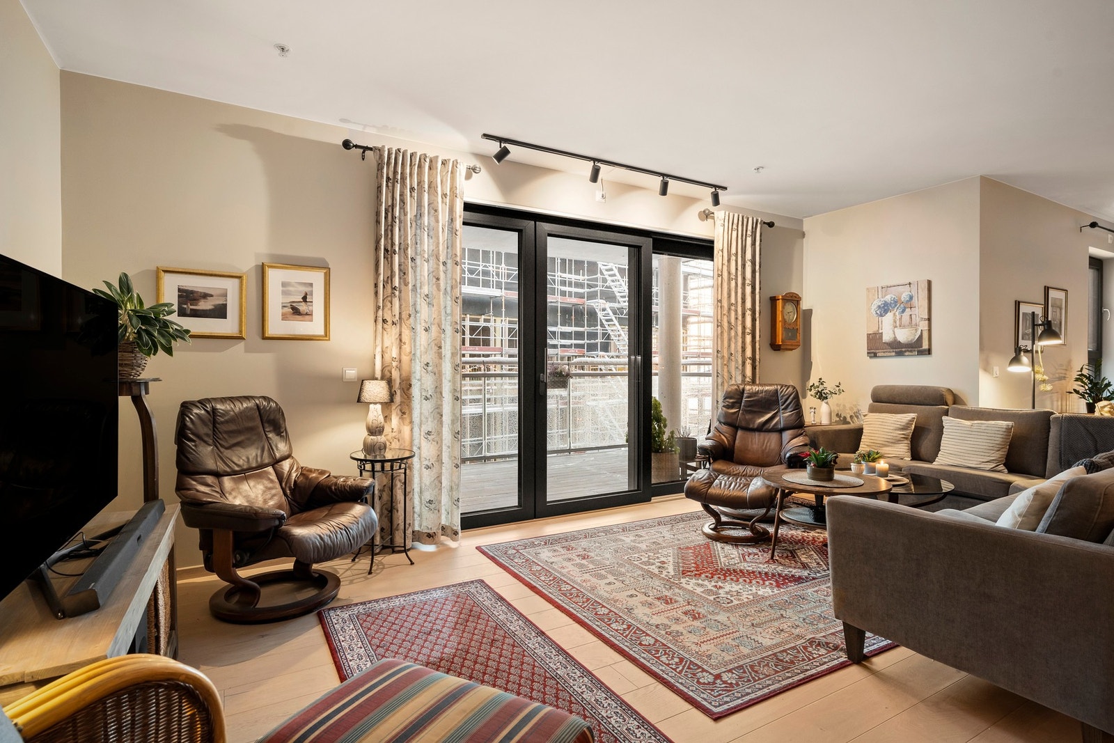 Leiligheten har store vindusflater og gode solforhold med sydvendt balkong på 16 kvm. Galleribilde