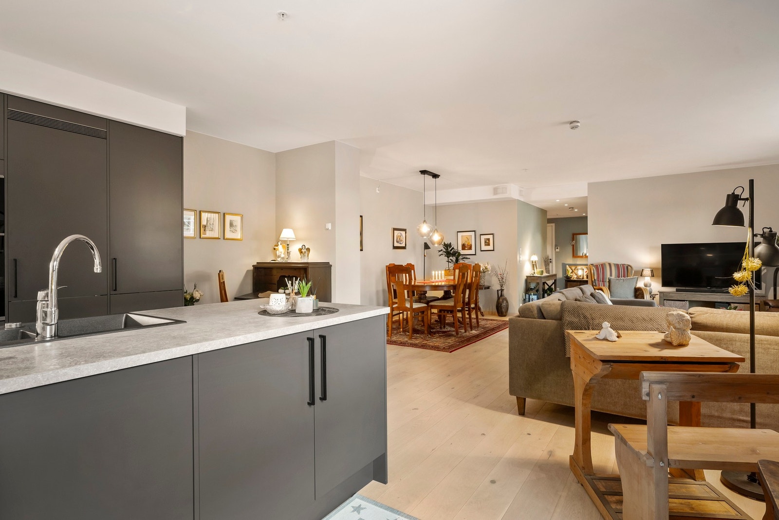 Stuens form gjør det enkelt å møblere med sofa, sofabord, mediemøblement og egen spisestue del. Galleribilde