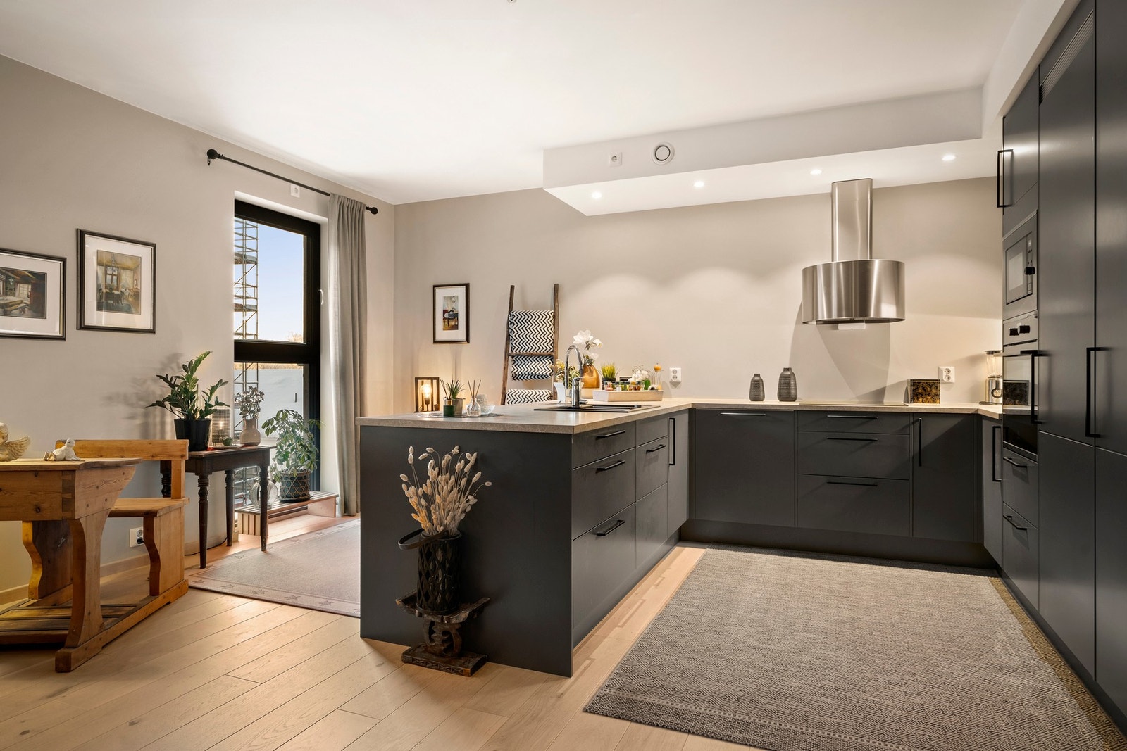 Lekker Sigdal kjøkkeninnredning med glatte fronter og laminat benkeplater. Galleribilde