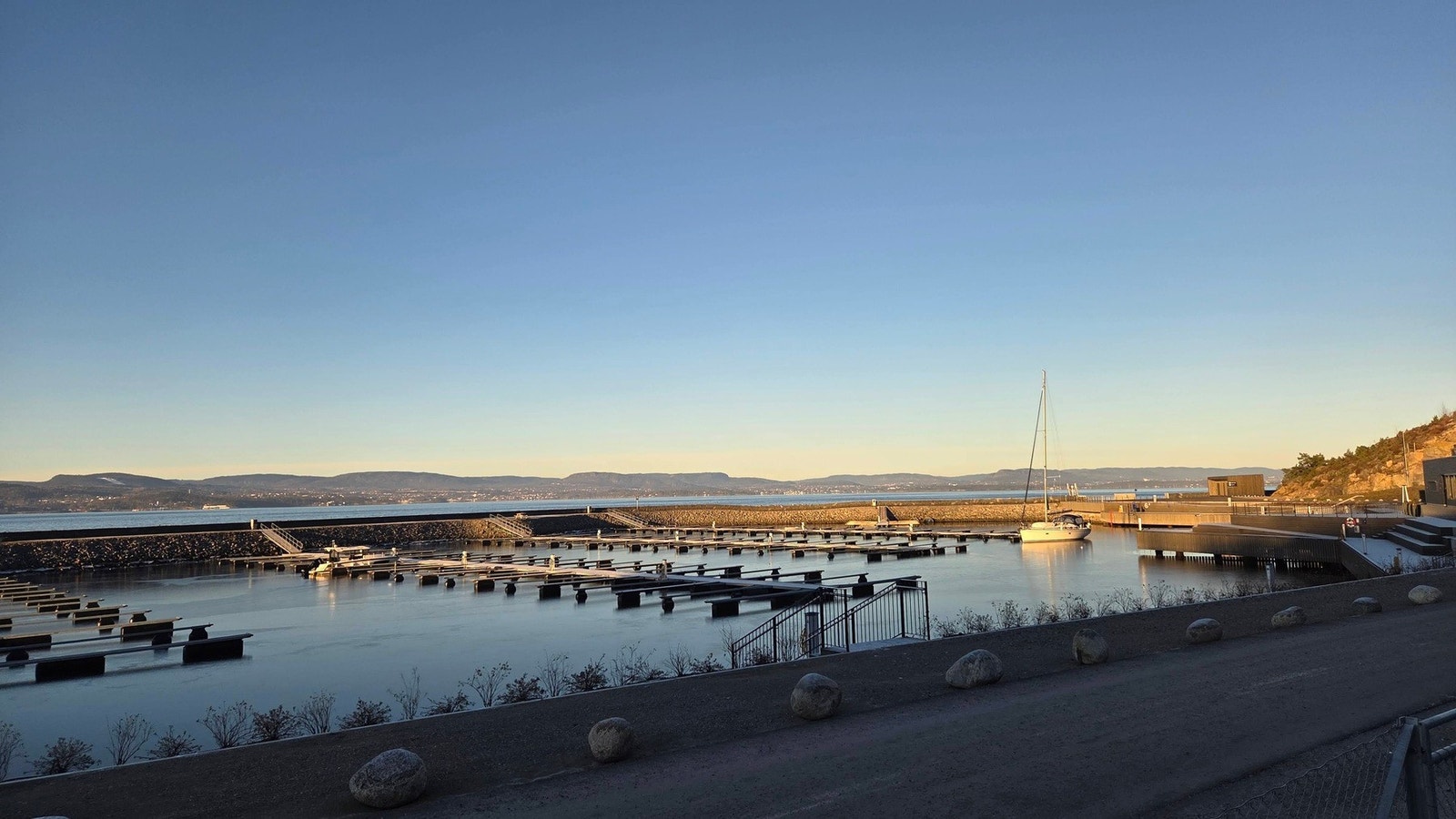 Spro Havn utvikles til et attraktivt boligområde ved sjøen, med planlagt havnepromenade, grønne fellesarealer og gode forbindelser mot Oslo. Galleribilde