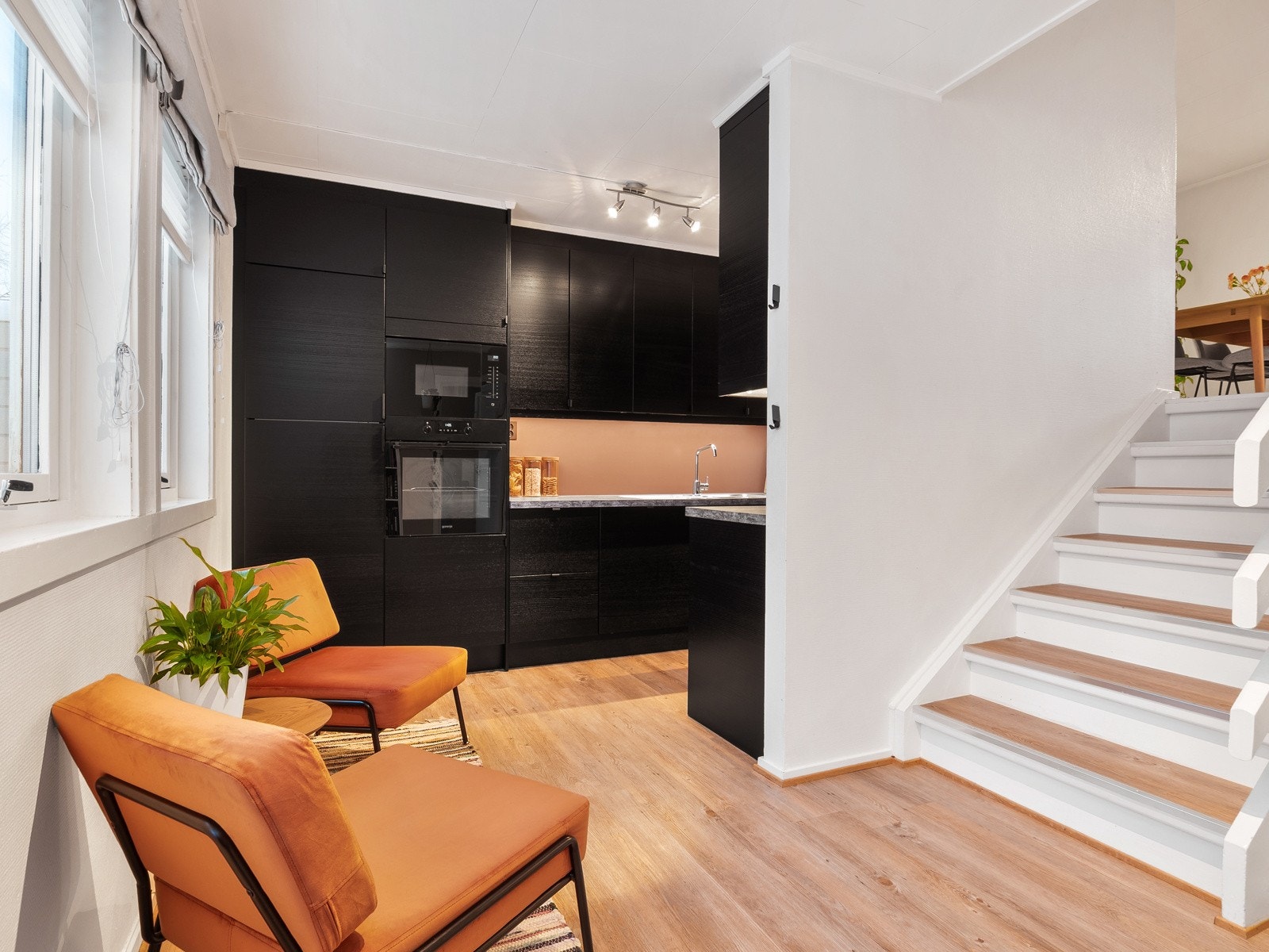 Det er plass til lite spisemøblement i tilknytning til kjøkkenet Galleribilde