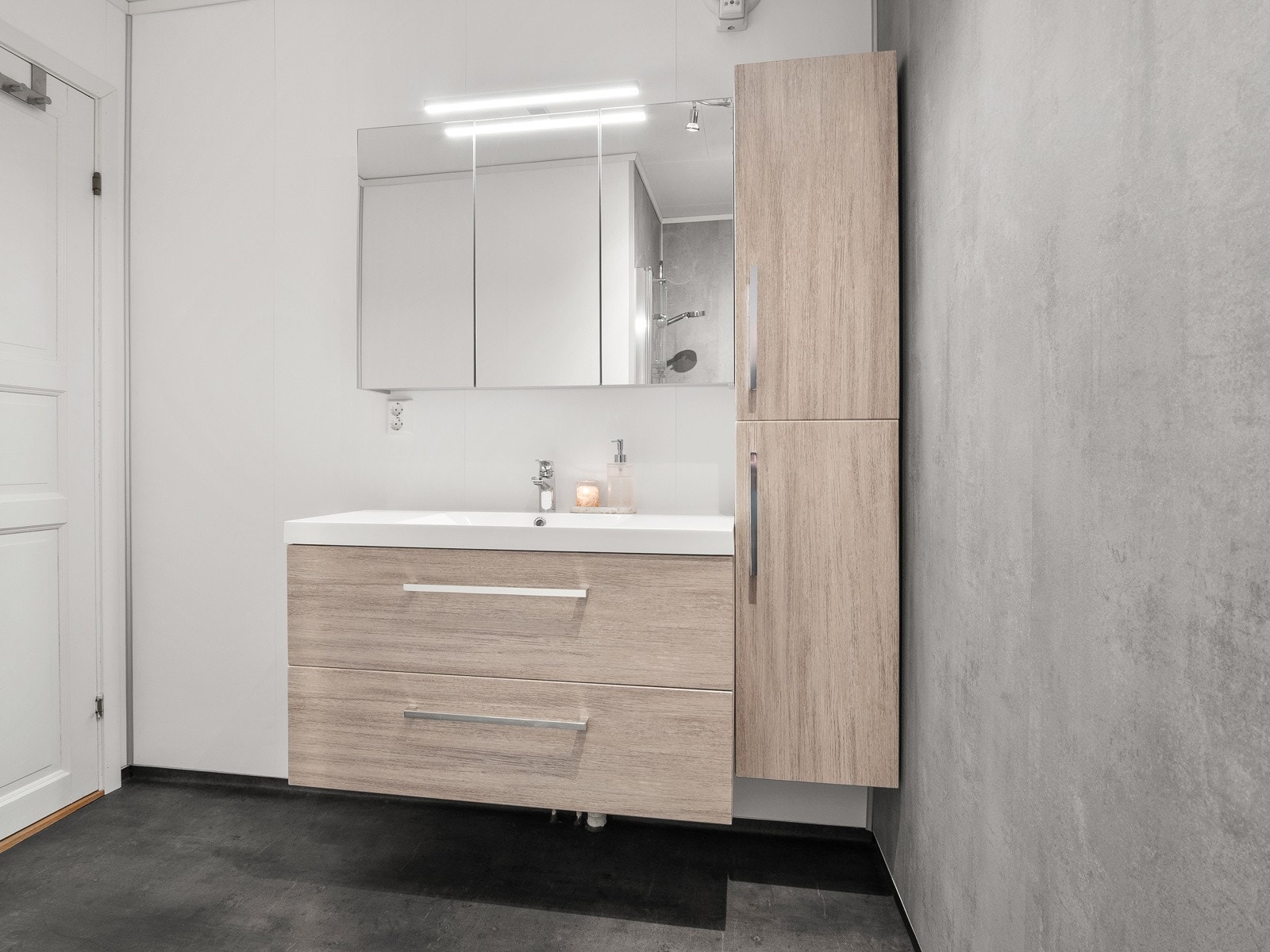 Det er belegg med varmekabler på gulv og baderomsplater på veggene Galleribilde