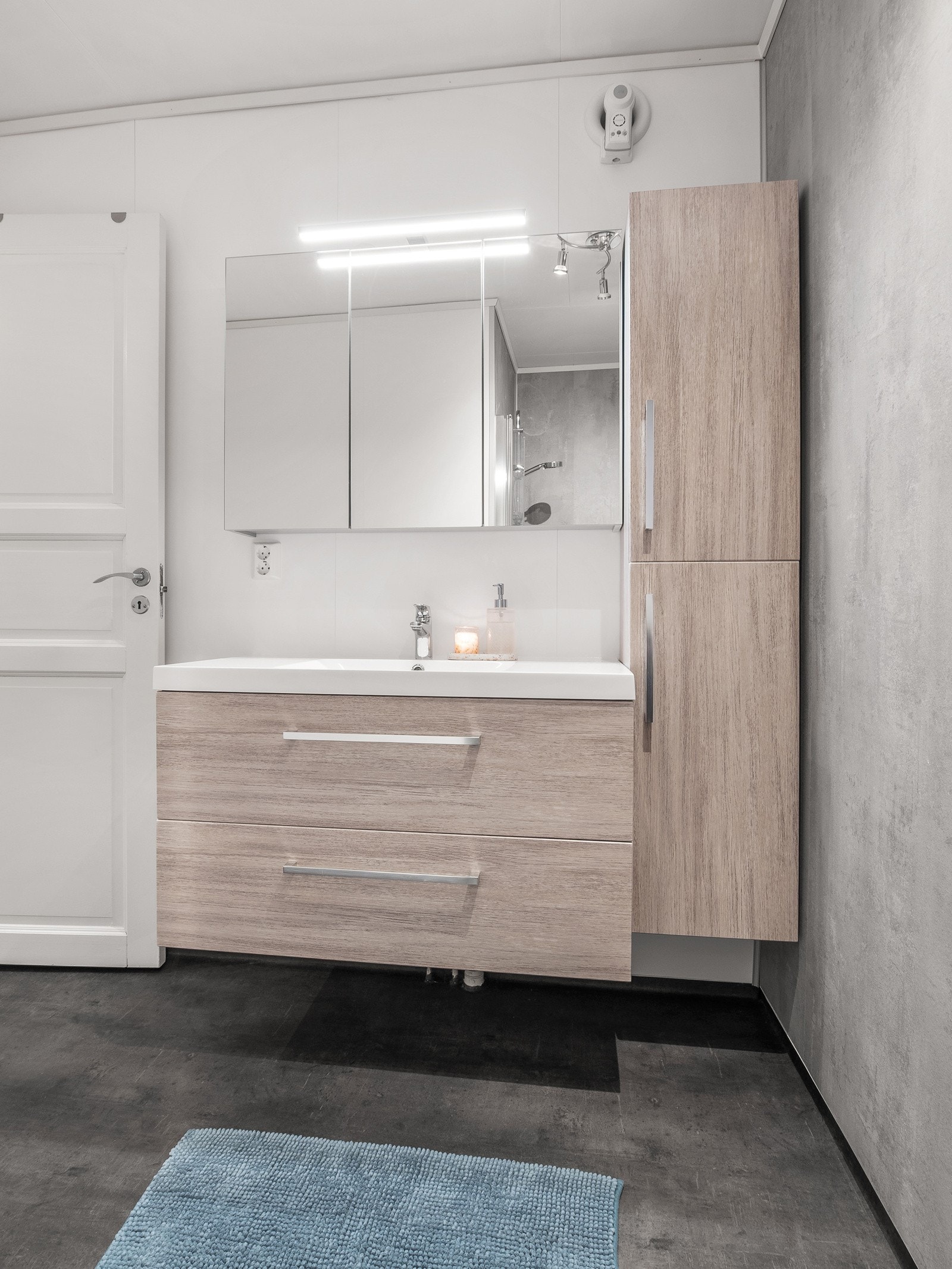 Det er god plass til oppbevaring i skuffer og skap Galleribilde