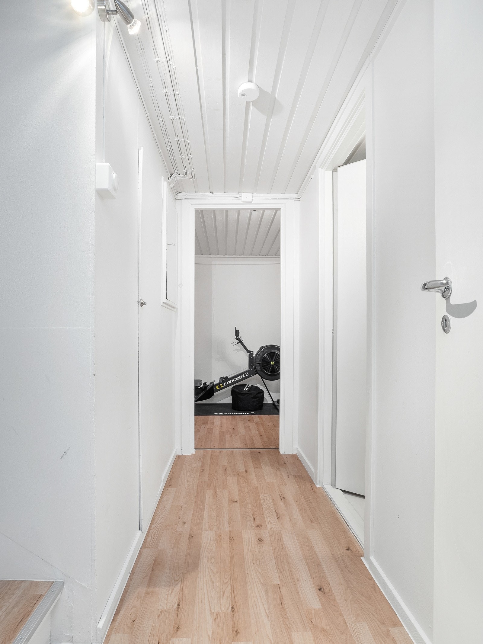 I kjelleren er det vaskerom, disponibelt rom/bod og en bod som egner seg for oppbevaring, i tillegg til et kott Galleribilde