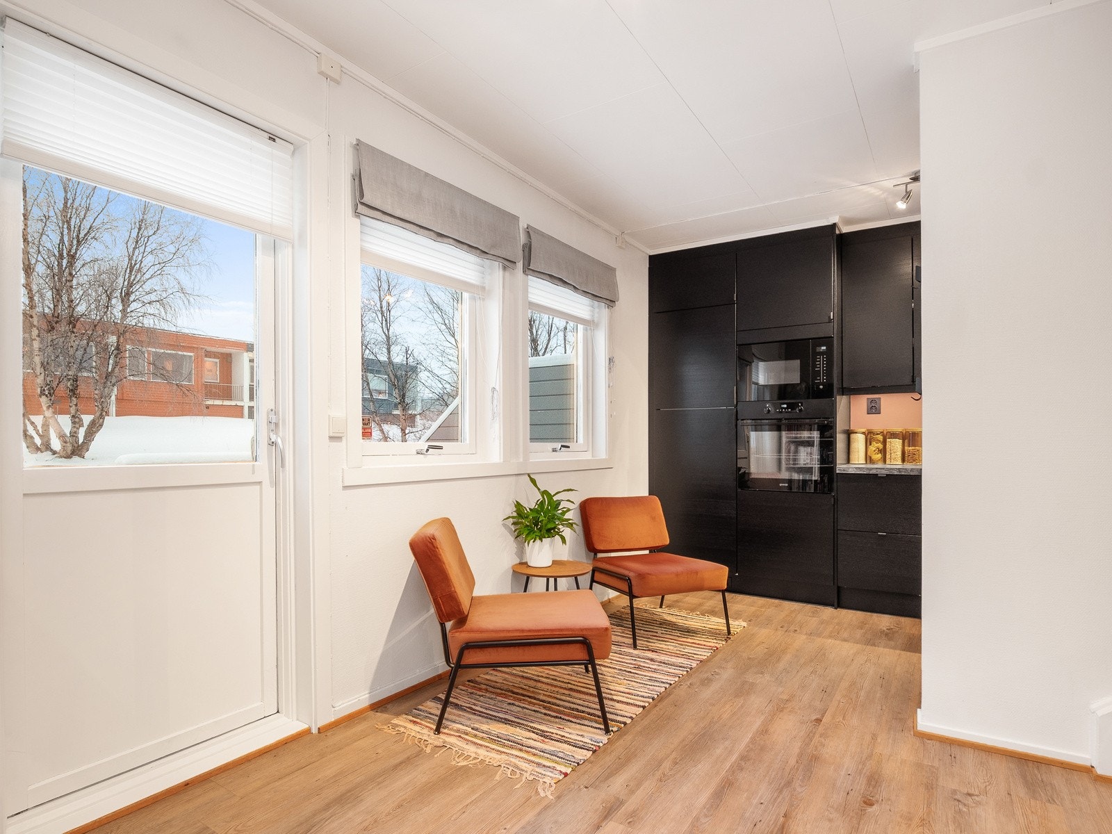 Når man kommer opp trappen er det utgang til veranda rett frem, kjøkkendel til høyre og soverom til venstre Galleribilde