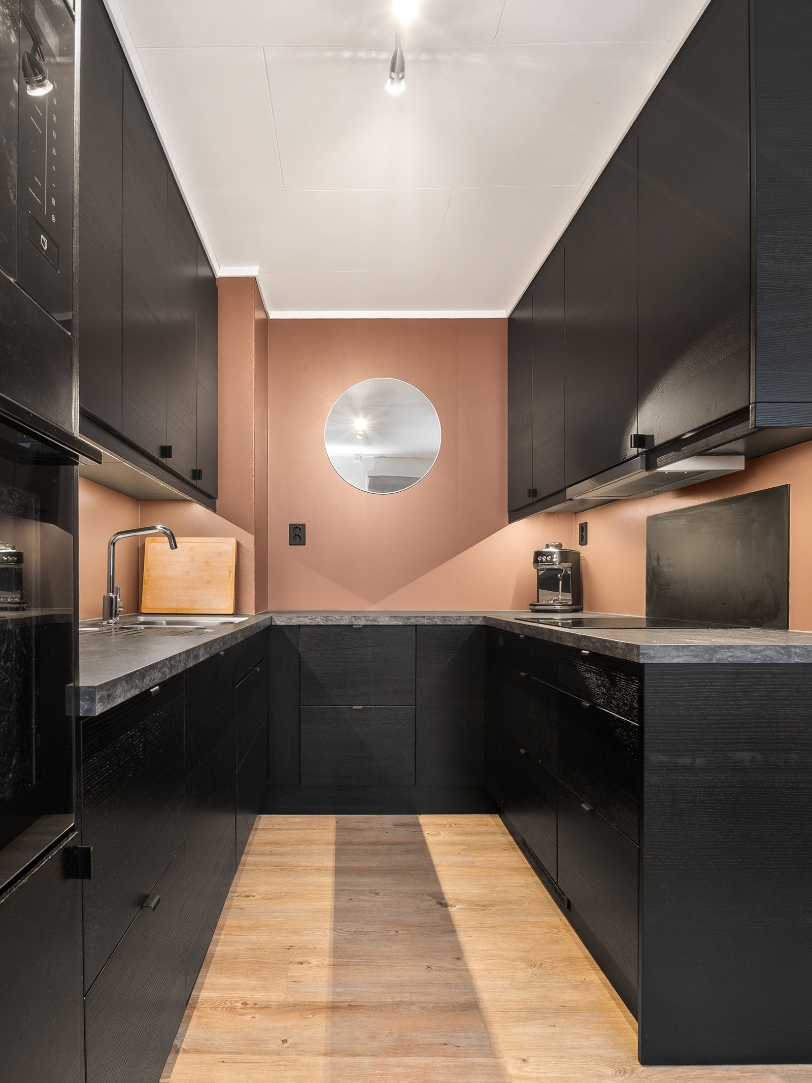 Kjøkkeninnredningen er fra 2021, og de svarte frontene gir en fin kontrast mot veggene Galleribilde