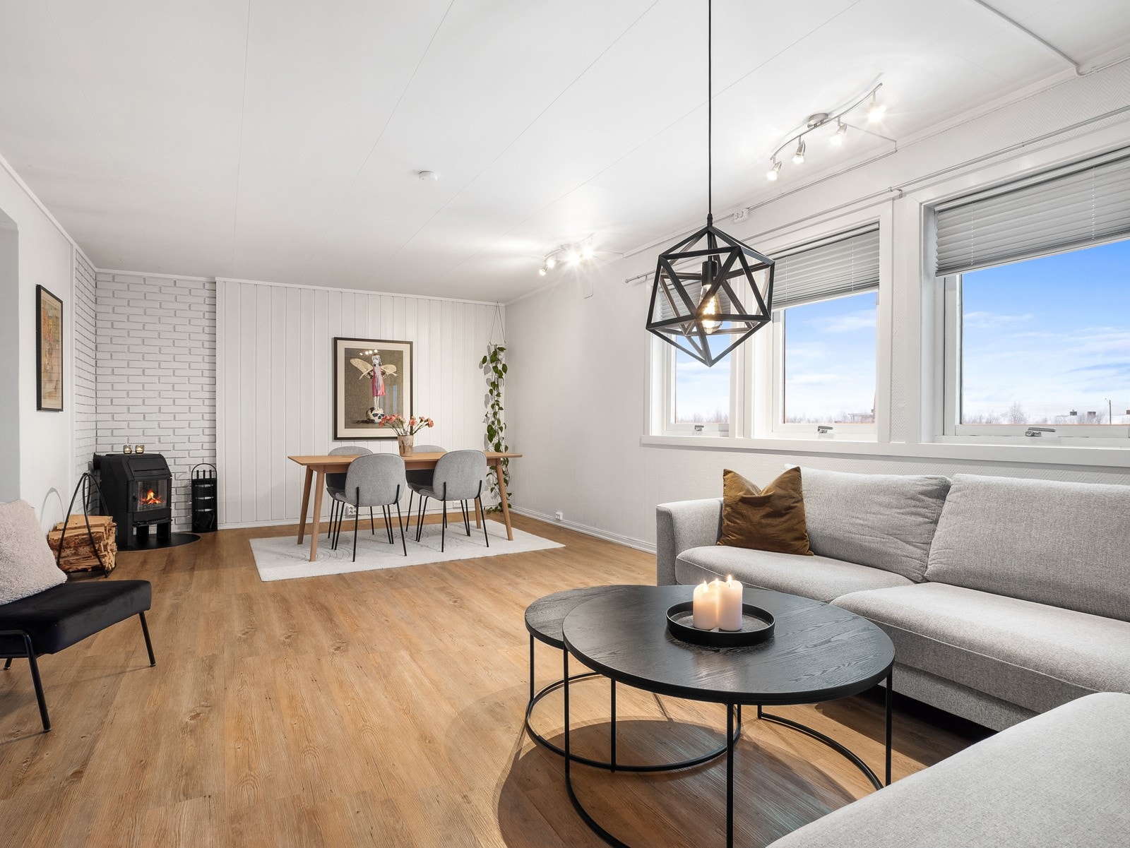 Det er både plass til sittegruppe og stort spisestuemøblement Galleribilde