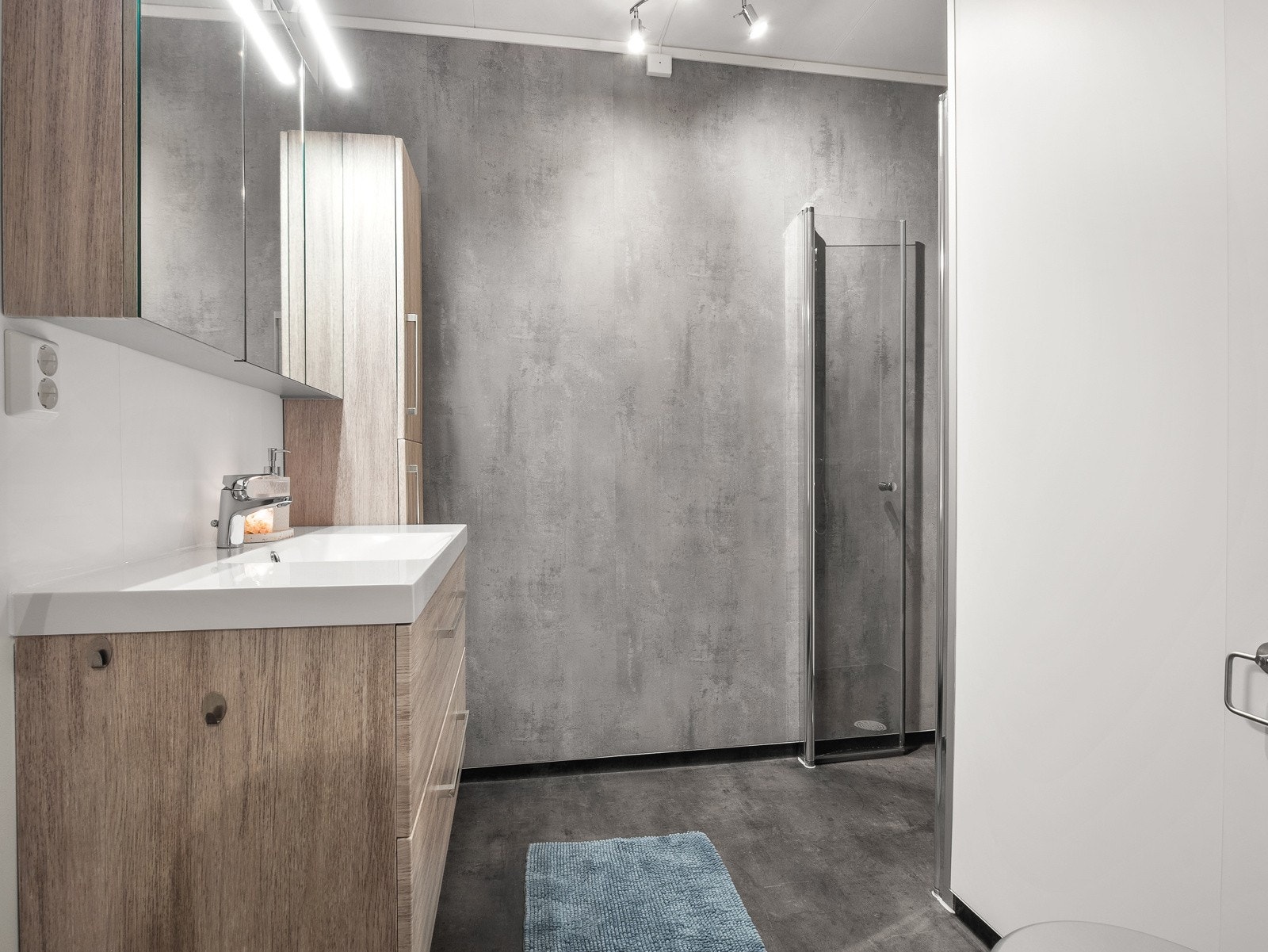 Baderommet er fra 2019, og har bla pen innredning med speilskap og praktisk dusjnisje Galleribilde