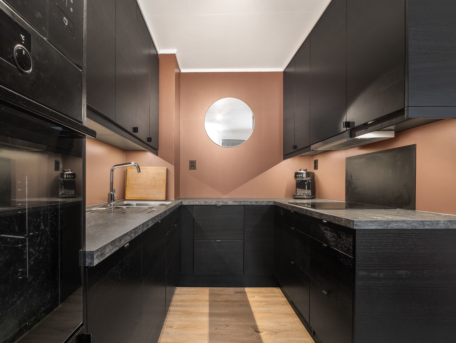 Det er integrerte hvitevarer, blant annet koketopp, kjøleskap og oppvaskmaskin Galleribilde