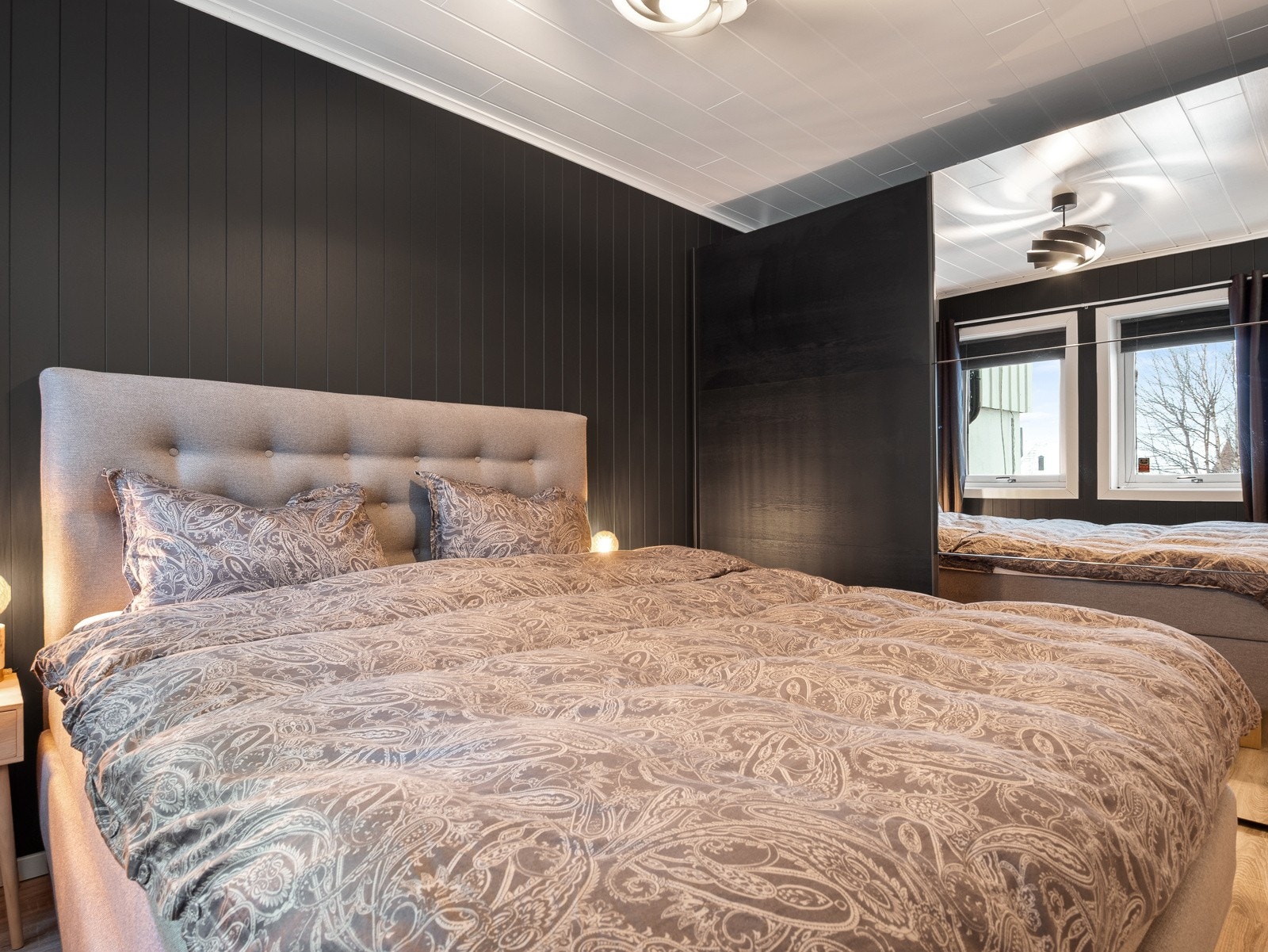 Det er god plass til oppbevaring i særdeles romslig skyvedørsgarderobe med speilfelt Galleribilde