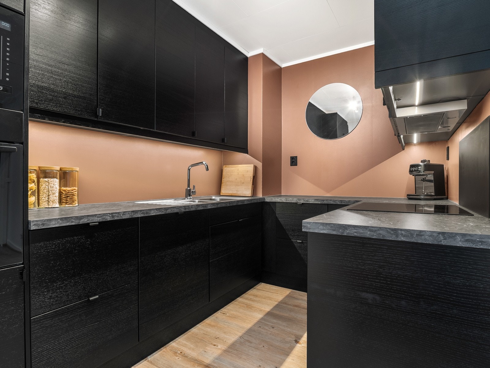 Det er godt med benke- og oppbevaringsplass på kjøkkenet Galleribilde