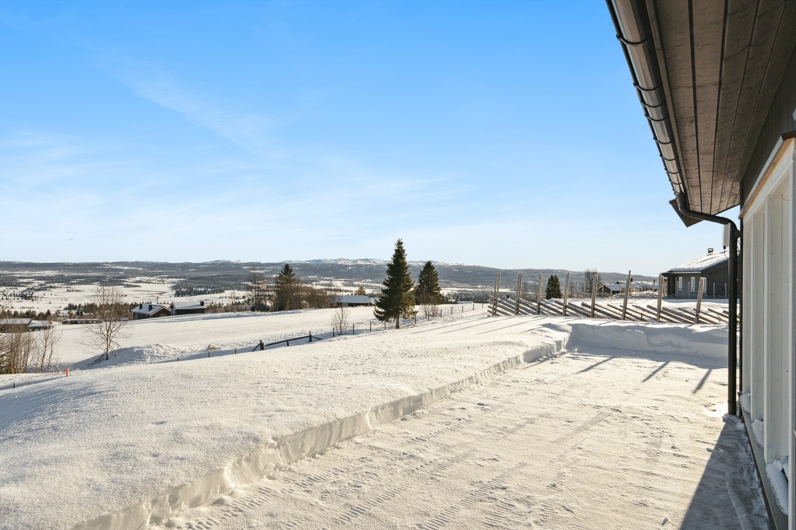 Fra stuen er det direkte utgang til en terrasse på hele 115 kvm Galleribilde