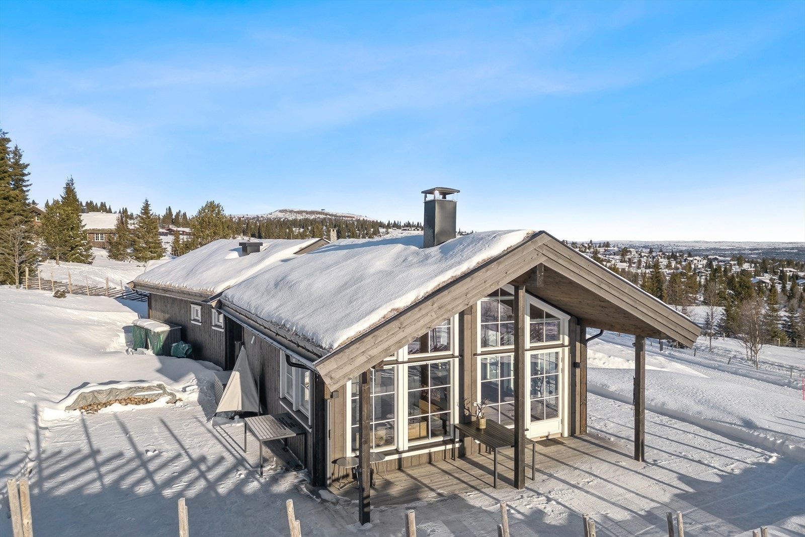 Stor solrik terrasse på hele 115 kvm hvor du kan nyte både morgensolen og kveldsolen med panoramautsikt! Galleribilde