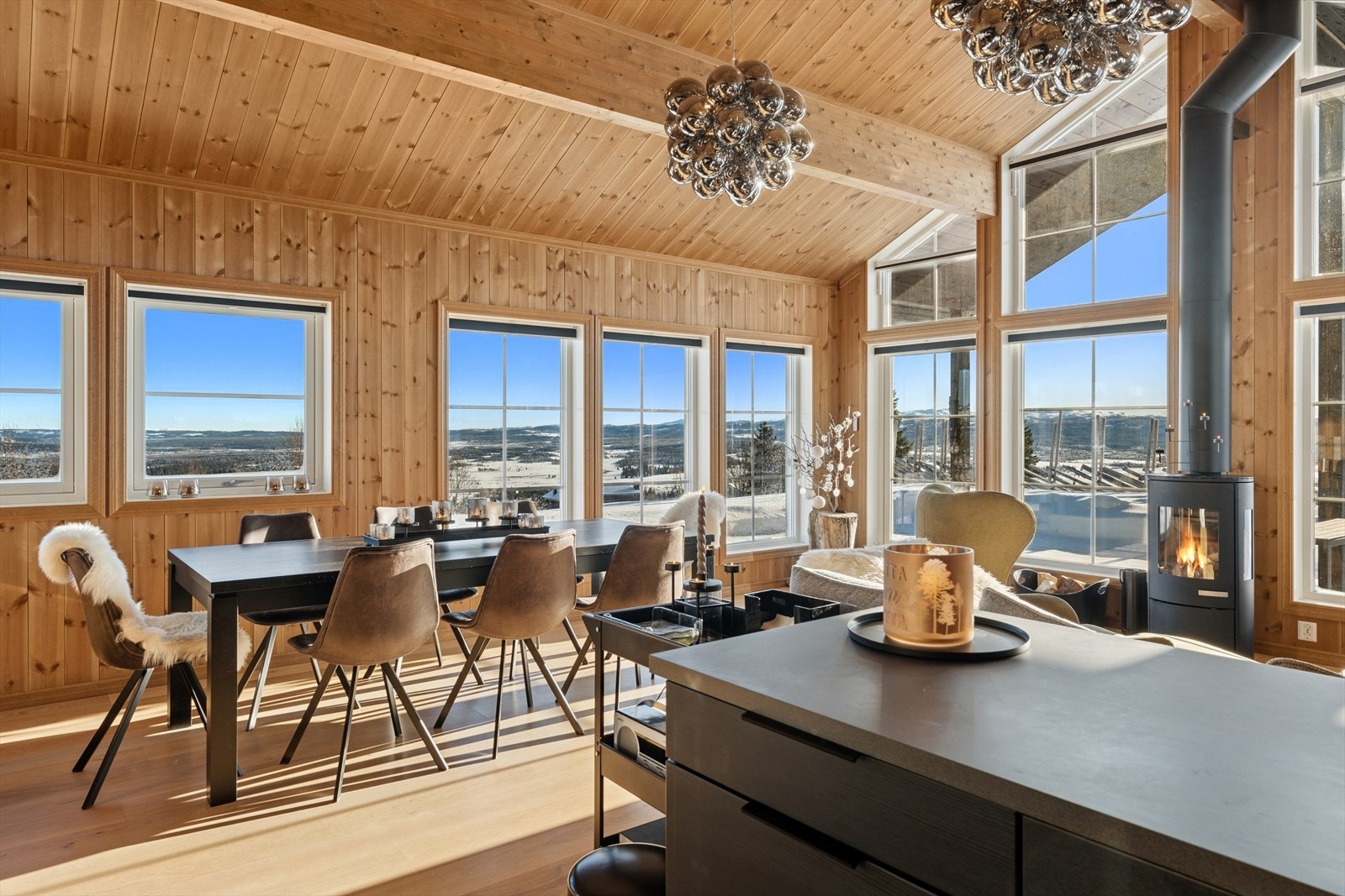 Det er montert peis i stuen, som skaper en hyggelig atmosfære i rommet på kalde vinterkvelder. Galleribilde