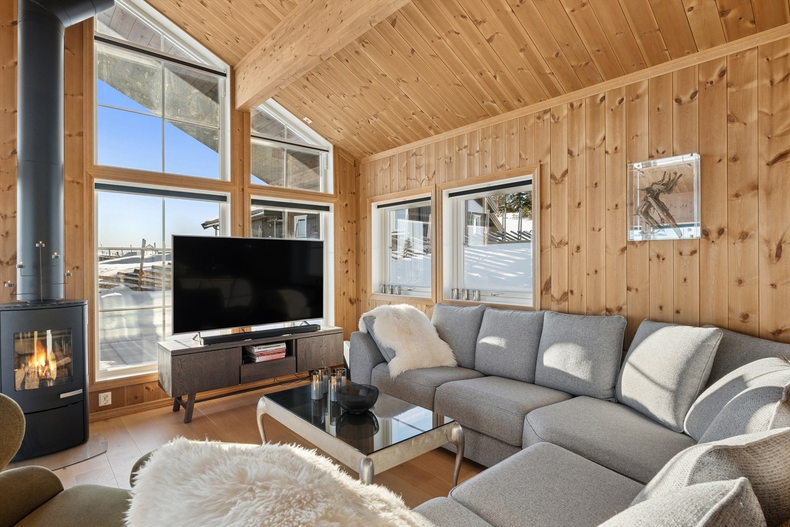 Det store vindusflatene sørger for rikelig med innslipp av naturlig lys! Galleribilde