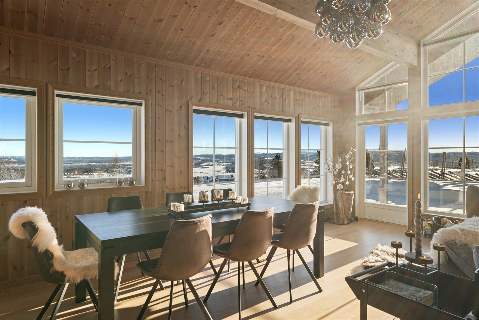 Store vindusoverflater med mye naturlig lys og med en fantastisk utsikt! Galleribilde